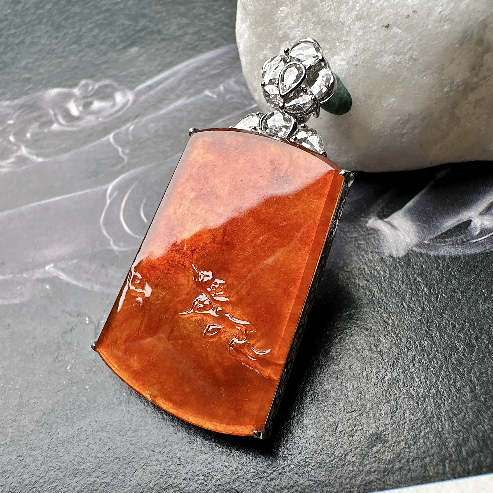 【冰种红翡梅花吊坠】稀缺精品，质地细腻，工艺很好，饱满圆润，笑口常开，18k金钻镶嵌，裸石尺寸27.9*20.4*2.6毫米