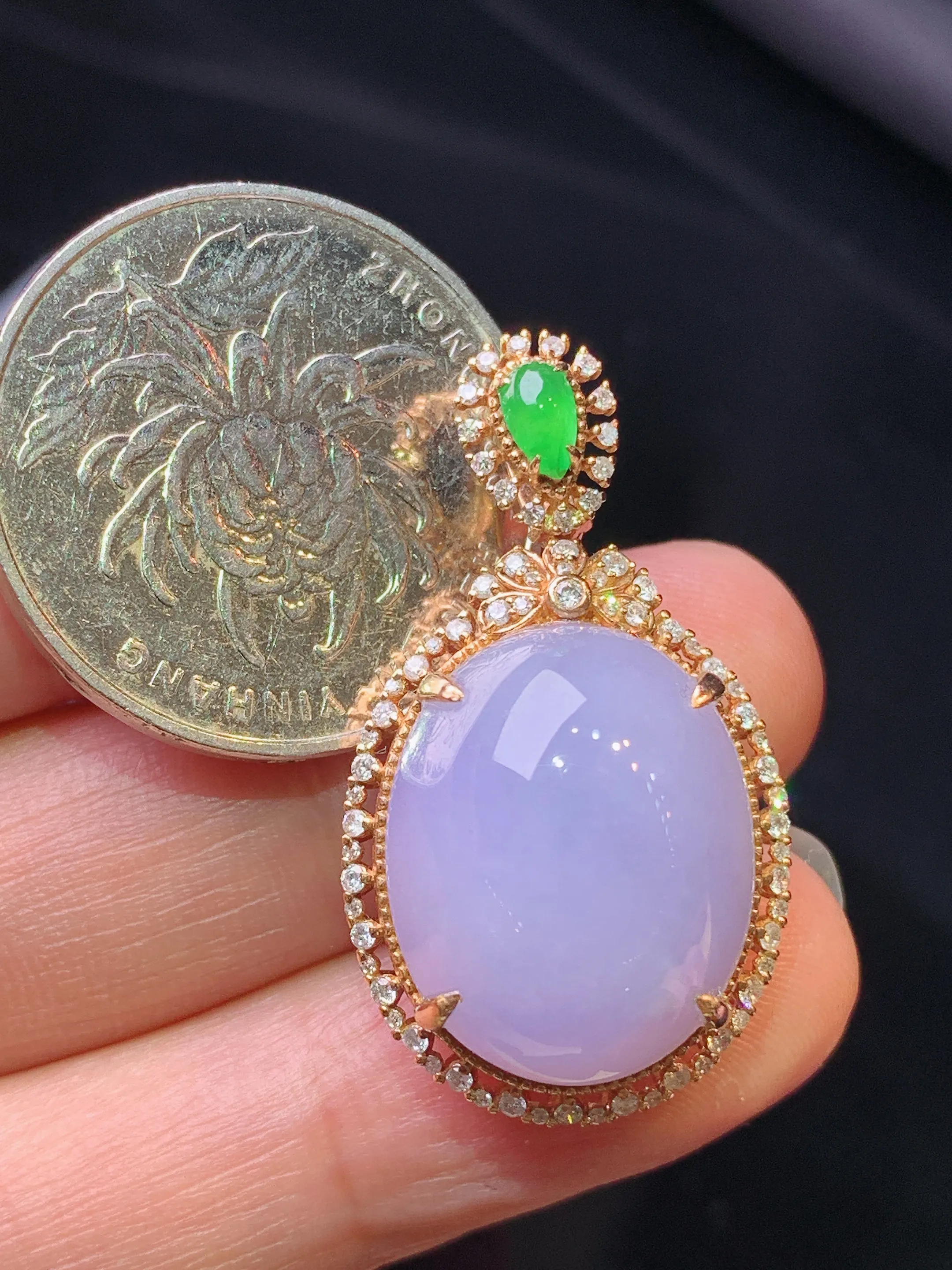 18k金钻镶嵌紫罗兰蛋面吊坠 玉质细腻 色泽艳丽清新 整体尺寸32.8*18.6*11.8