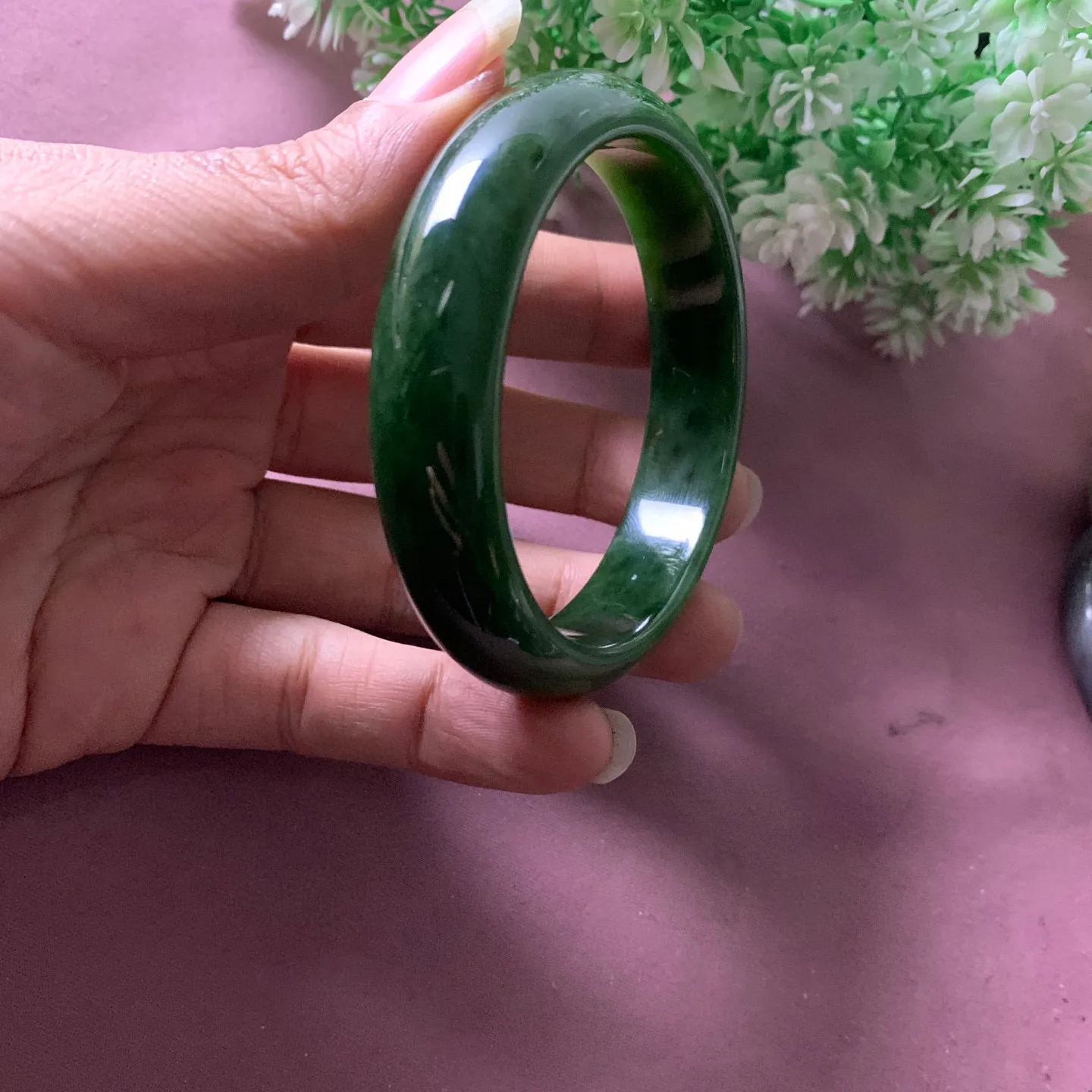 和田玉60圈口碧玉菠菜绿宽条手镯【挽间柔情】，镯型古朴典雅。在诗情画意的雨巷相遇，你是我腕间的一抹风情，有你眸有深情.清风荡漾湖间静水，我愿俯身低眉，在烟波涟漪处寻