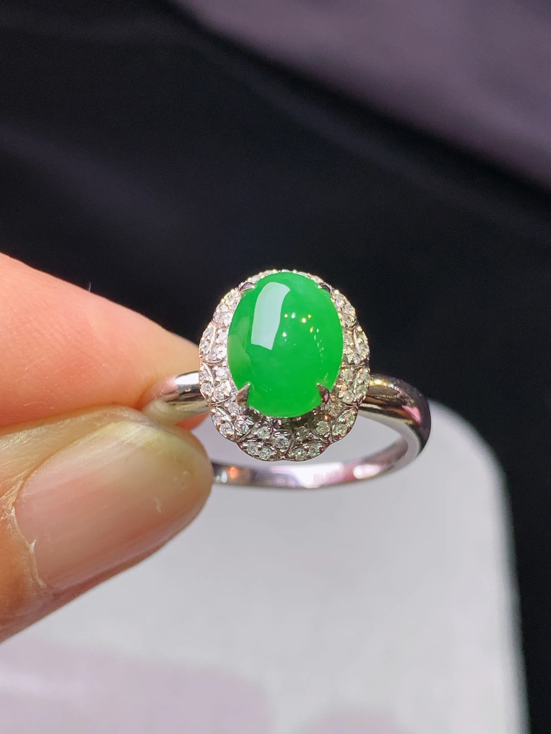 18k金钻镶嵌满绿蛋面戒指 玉质细腻 色泽艳丽清新 圈口13.5 整体尺寸12.3*10.2*9.3