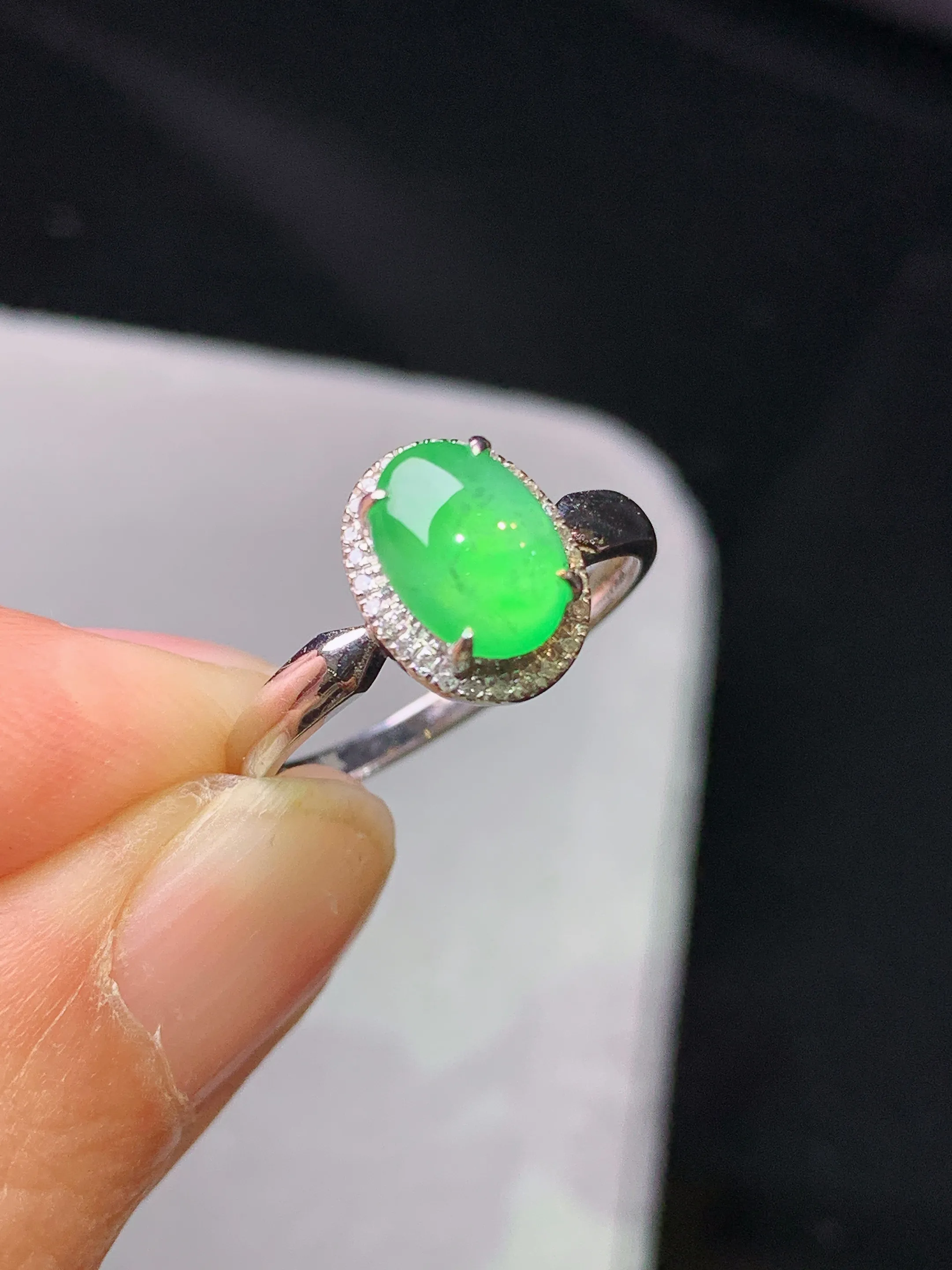 18k金钻镶嵌翠绿蛋面戒指 玉质细腻 色泽艳丽清新 圈口11 整体尺寸10*7.7*6.3