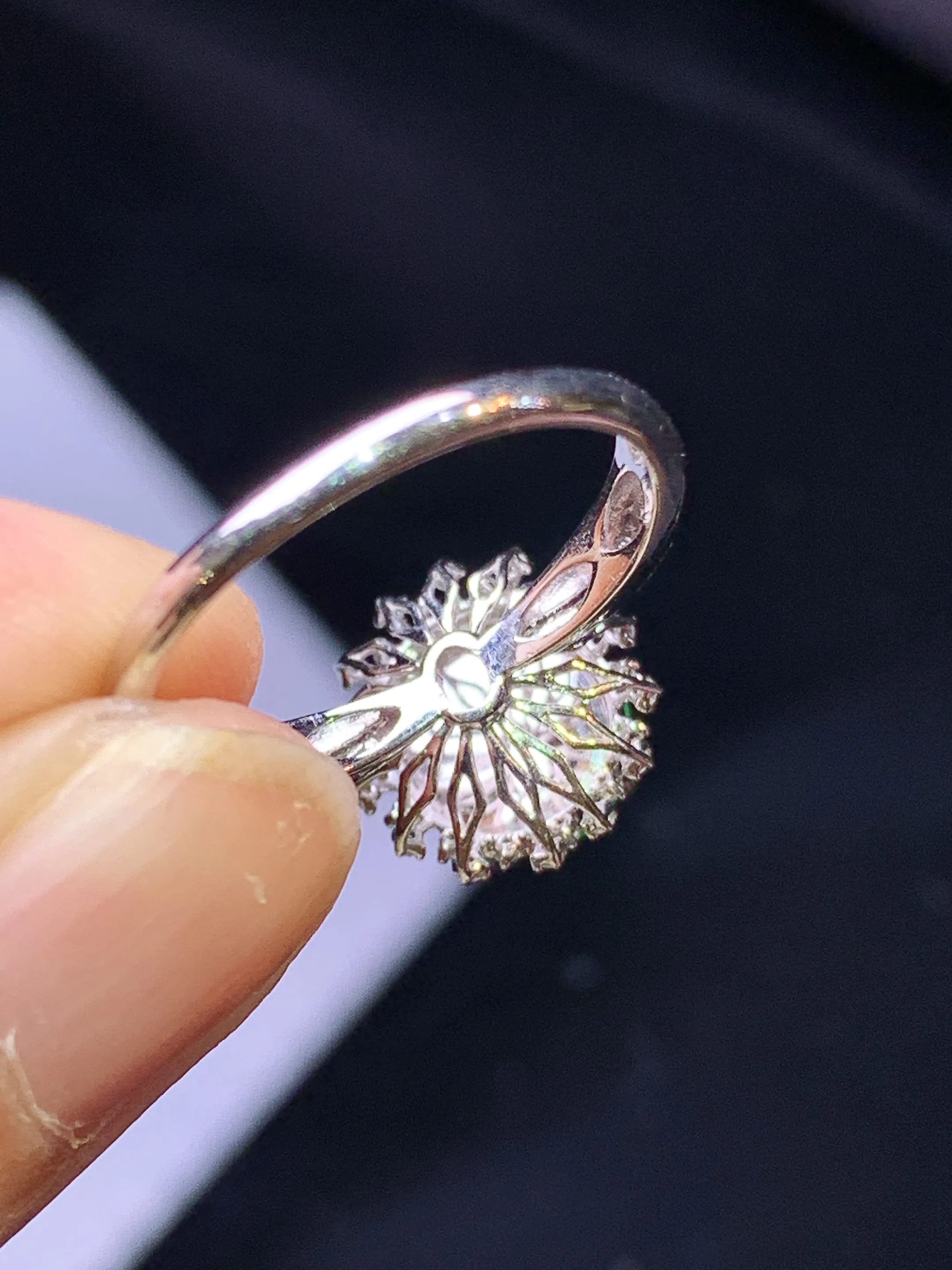 18k金钻镶嵌翠绿蛋面戒指 玉质细腻 色泽艳丽清新 圈口13.5 整体尺寸11.8*10.6