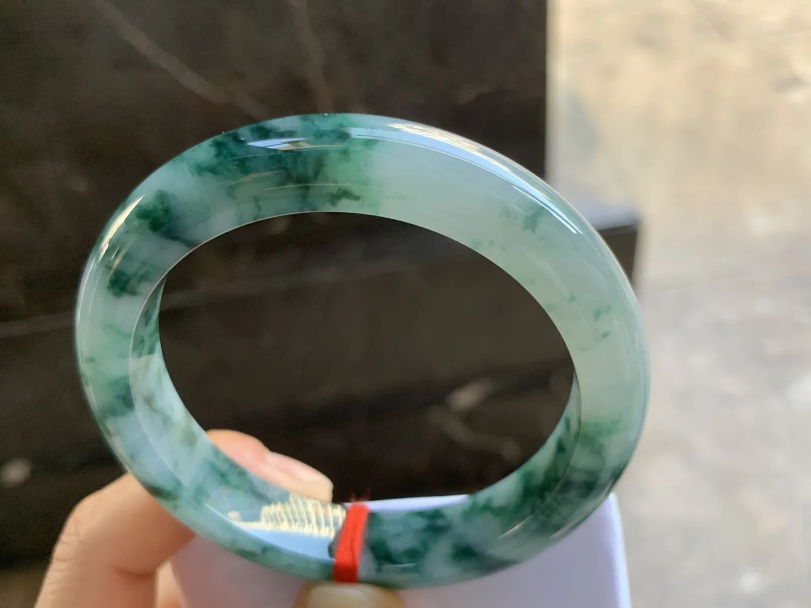 57-12.2-9mm
糯冰飘花手镯 底子细腻 花色浓郁