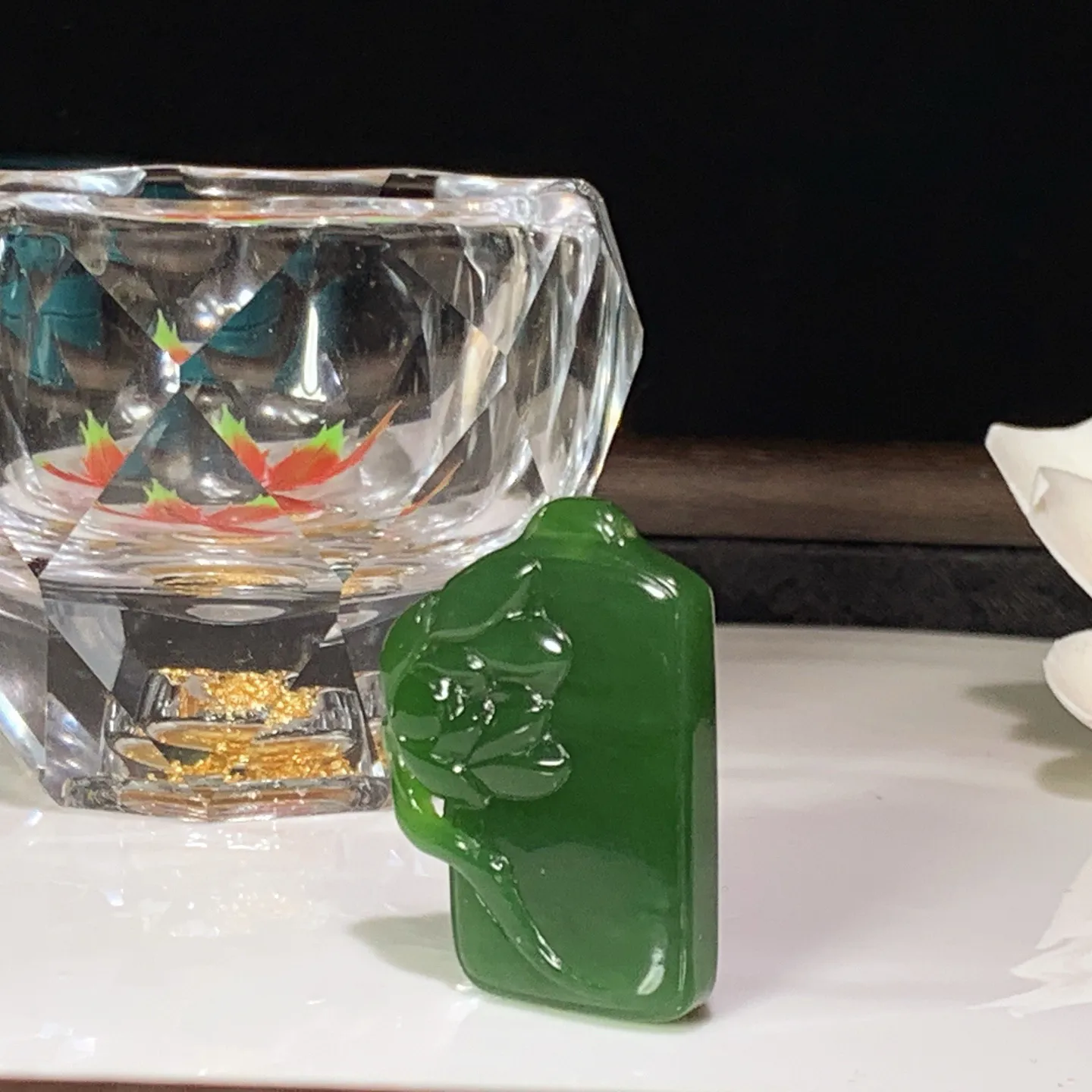 和田玉阳绿俄罗斯碧玉花开富贵牌子挂件 尺寸33/23/6重10克 玉质细腻油润 底色纯净 脂粉好，品质好！lt260116