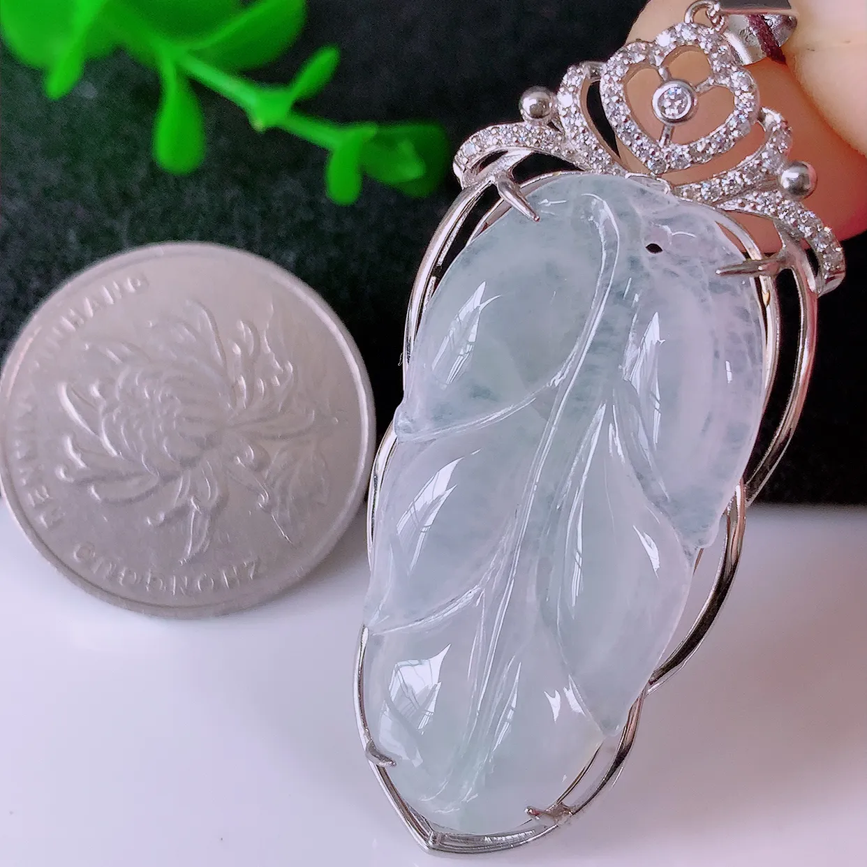 冰种翡翠925银镶嵌叶子吊坠，自然光实拍，翠色灵动，颜色漂亮，种老水足，品相佳，佩戴佳品！#151.2整体54.2*21.5*7裸石36.5*18.5