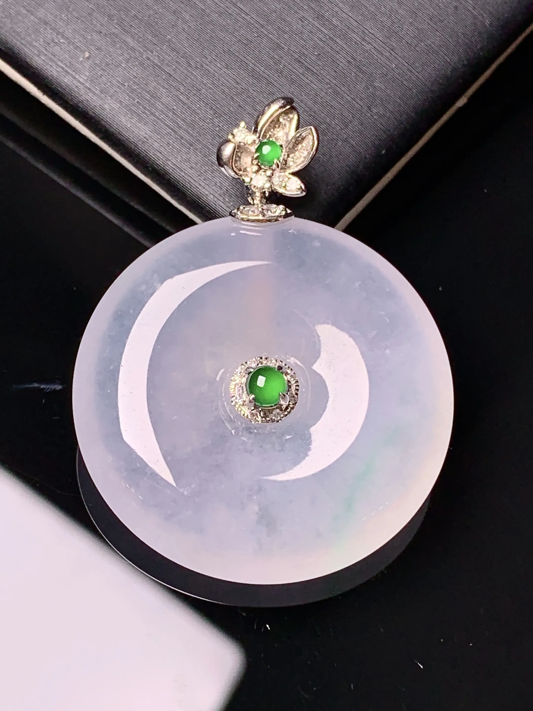 18k金镶嵌冰种平安扣吊坠 玉质细腻 色泽艳丽清新 整体尺寸36.7*27.6*6.3