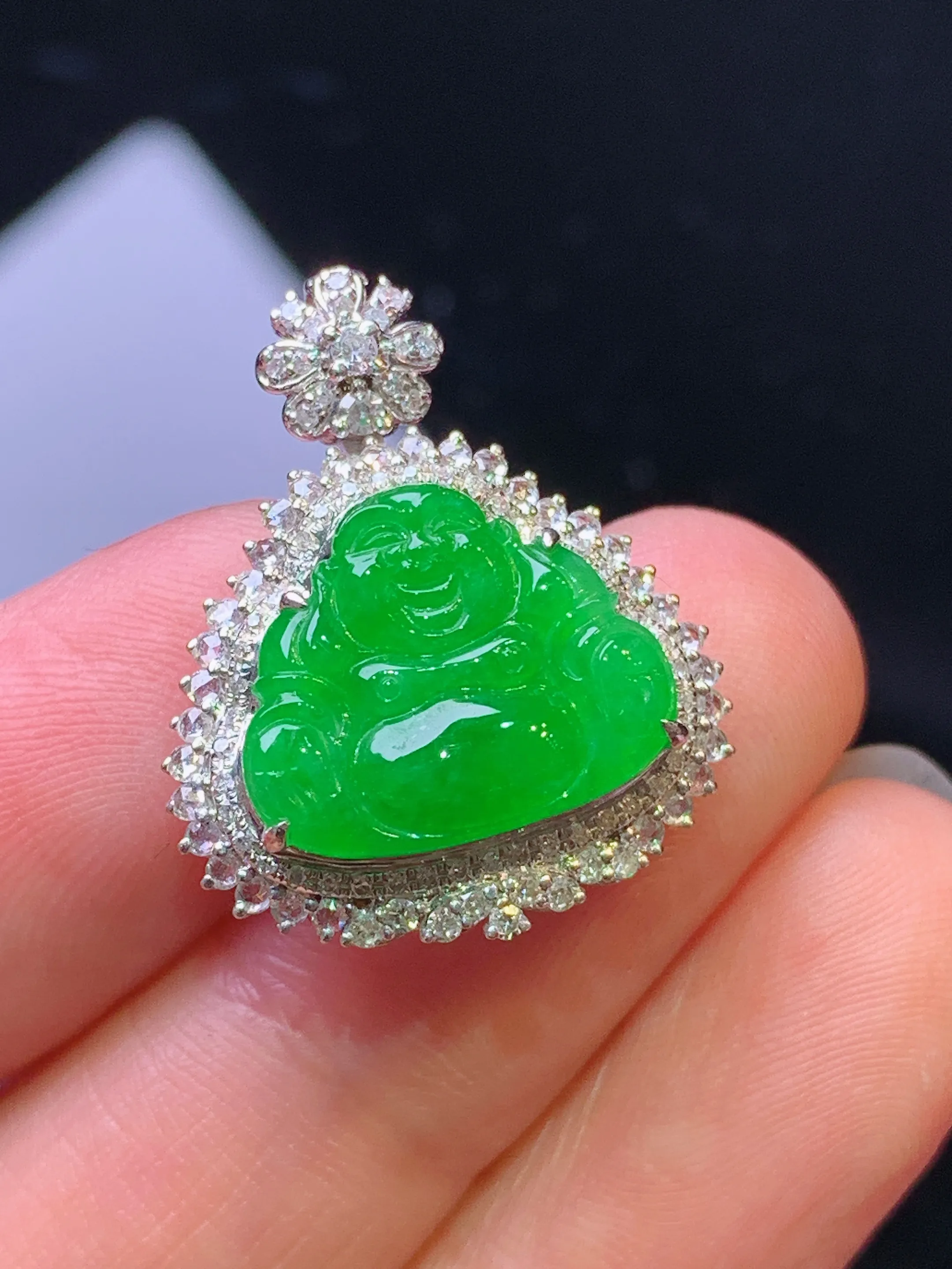 18k金钻镶嵌满绿佛公吊坠 玉质细腻 色泽艳丽清新 整体尺寸23.3*19.2*8