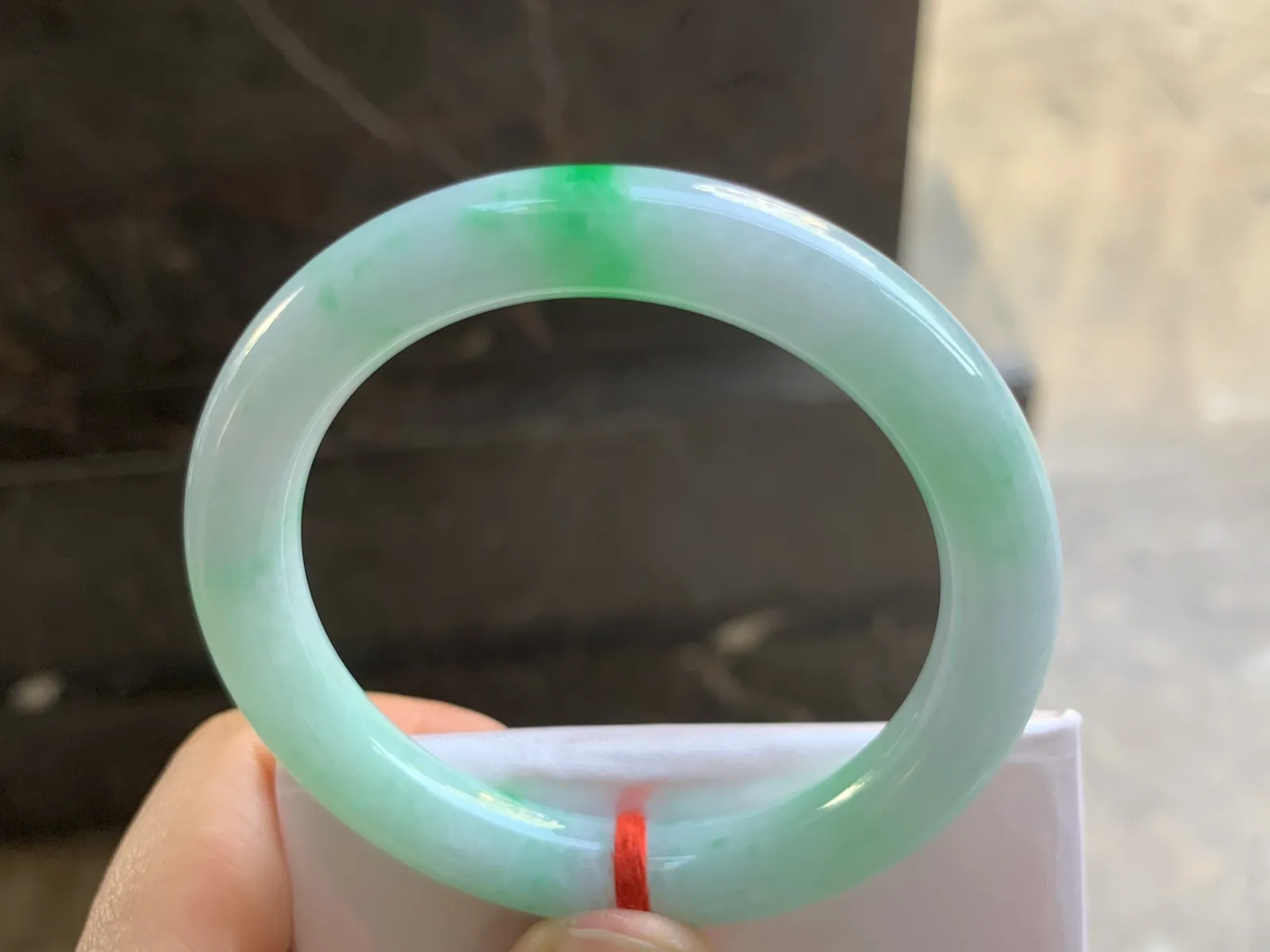 52-9.5-8.8mm
带色圆条手镯 底子细腻 颜色漂亮