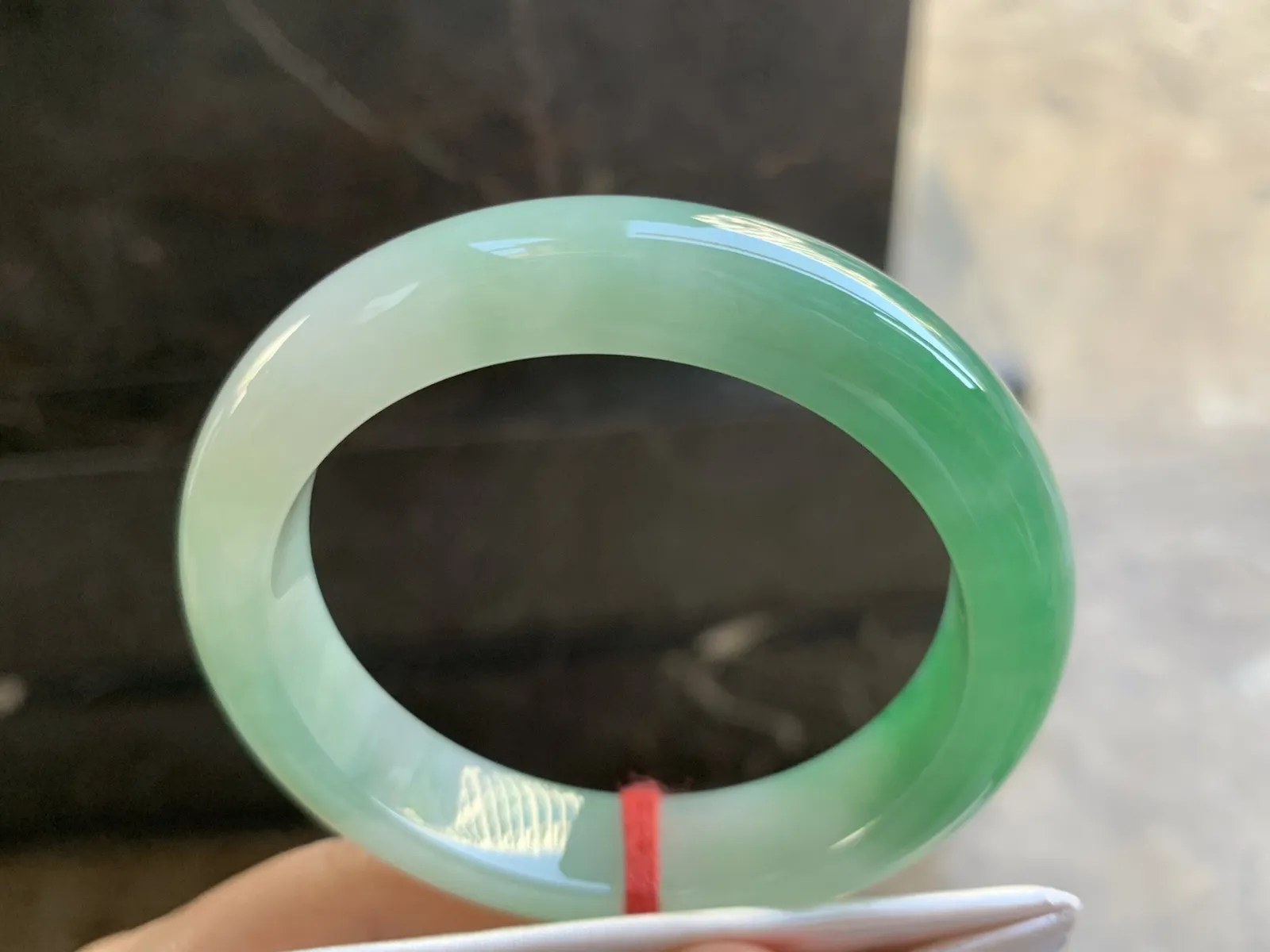 55-12.8-9mm
带色手镯 底子细腻 颜色漂亮