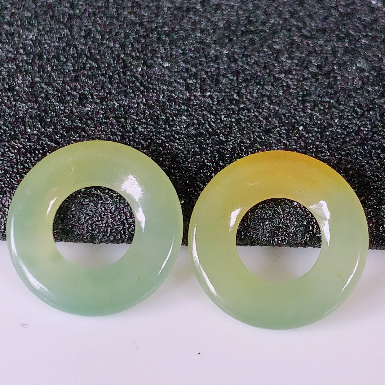 自然光实拍，冰种黄翡翡翠一对平安扣耳坠，翠色灵动，玉质细腻，颜色漂亮，品相佳，佩戴佳品！配图银线 #158.2平安扣尺寸15-2.5mm