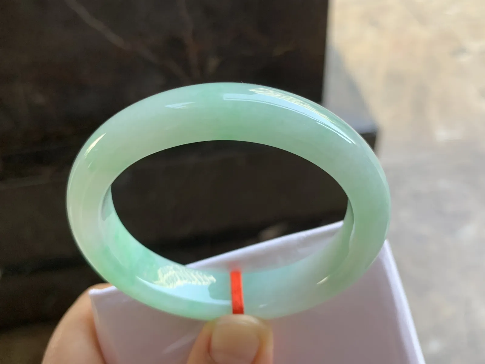 54-12.3-8.5mm
淡豆绿贵妃手镯 底子细腻 清新 正圈52可带