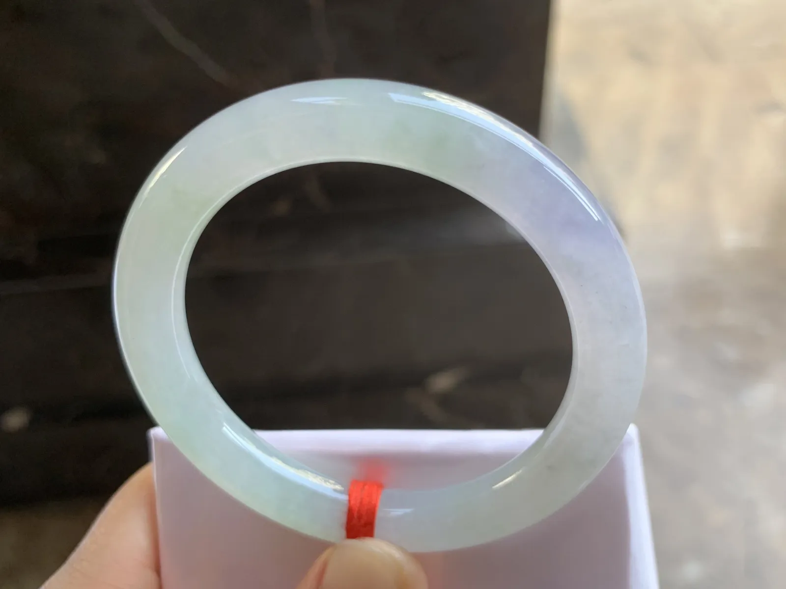 52.5-9mm
冰种淡春彩圆条手镯 底子细腻 水润漂亮