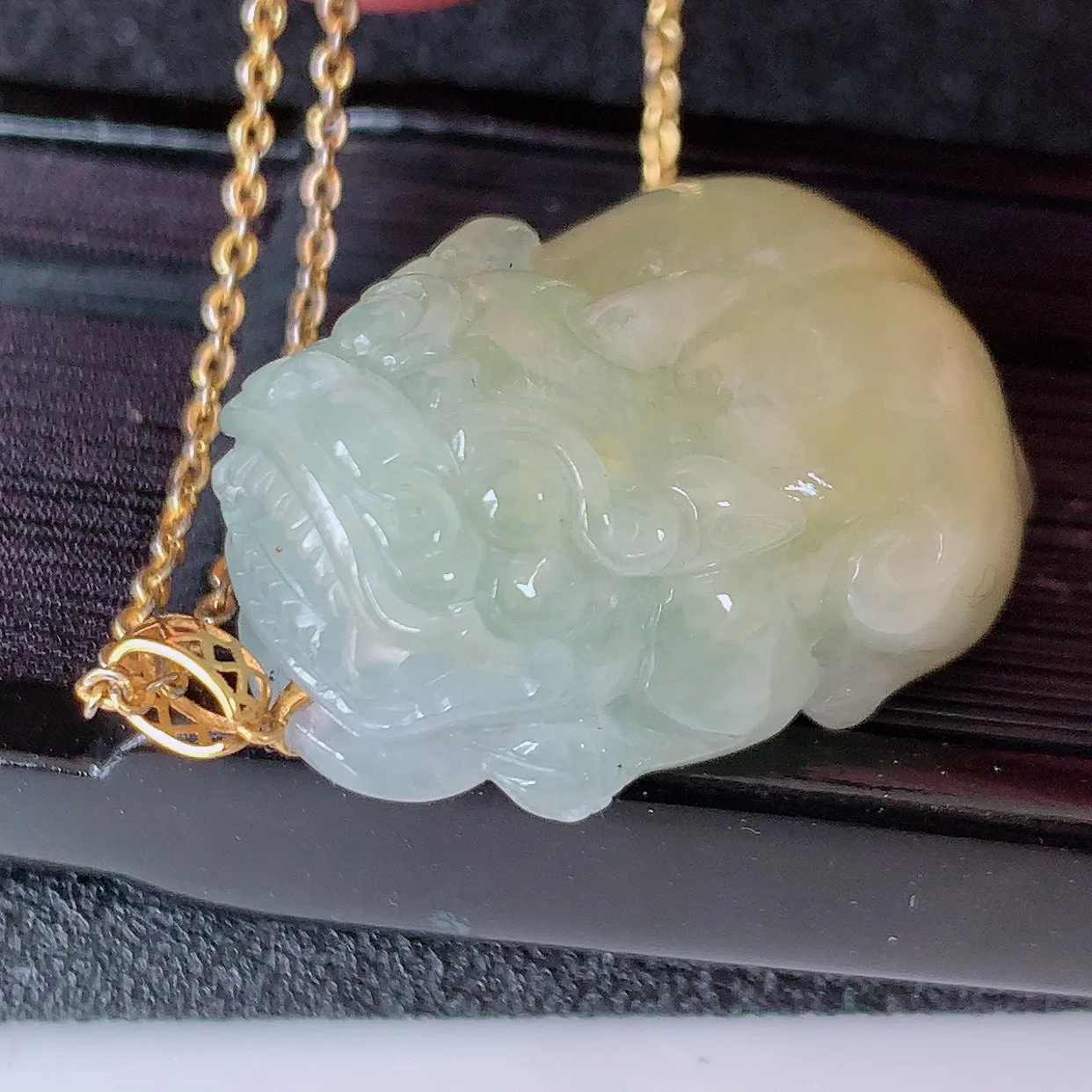 自然光实拍，18K金镶嵌冰黄翡翡翠招财貔貅吊坠，民间有“一摸貔貅运程旺盛，再摸貔貅财运滚滚，三摸貔貅平步青云 ”的美好祝愿。#1.16整体30*裸石24.5-18*12