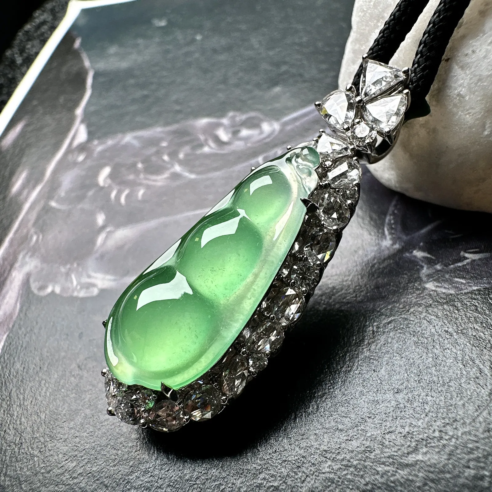 【冰种满绿福豆吊坠】木那绿老料，种地上乘，冰感十足，通透起光，饱满圆润，收藏品质，18k金钻镶嵌，裸石尺寸28*12.5*6毫米