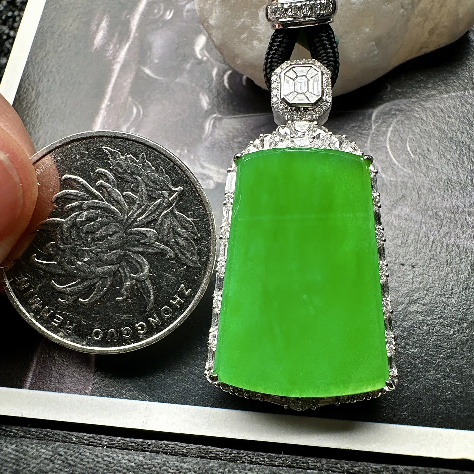 【冰种满绿无事牌】阳绿色泽，种水上乘，通透闪亮，晶莹剔透。18K金钻镶嵌，裸石尺寸26*18.5*2.6毫米。