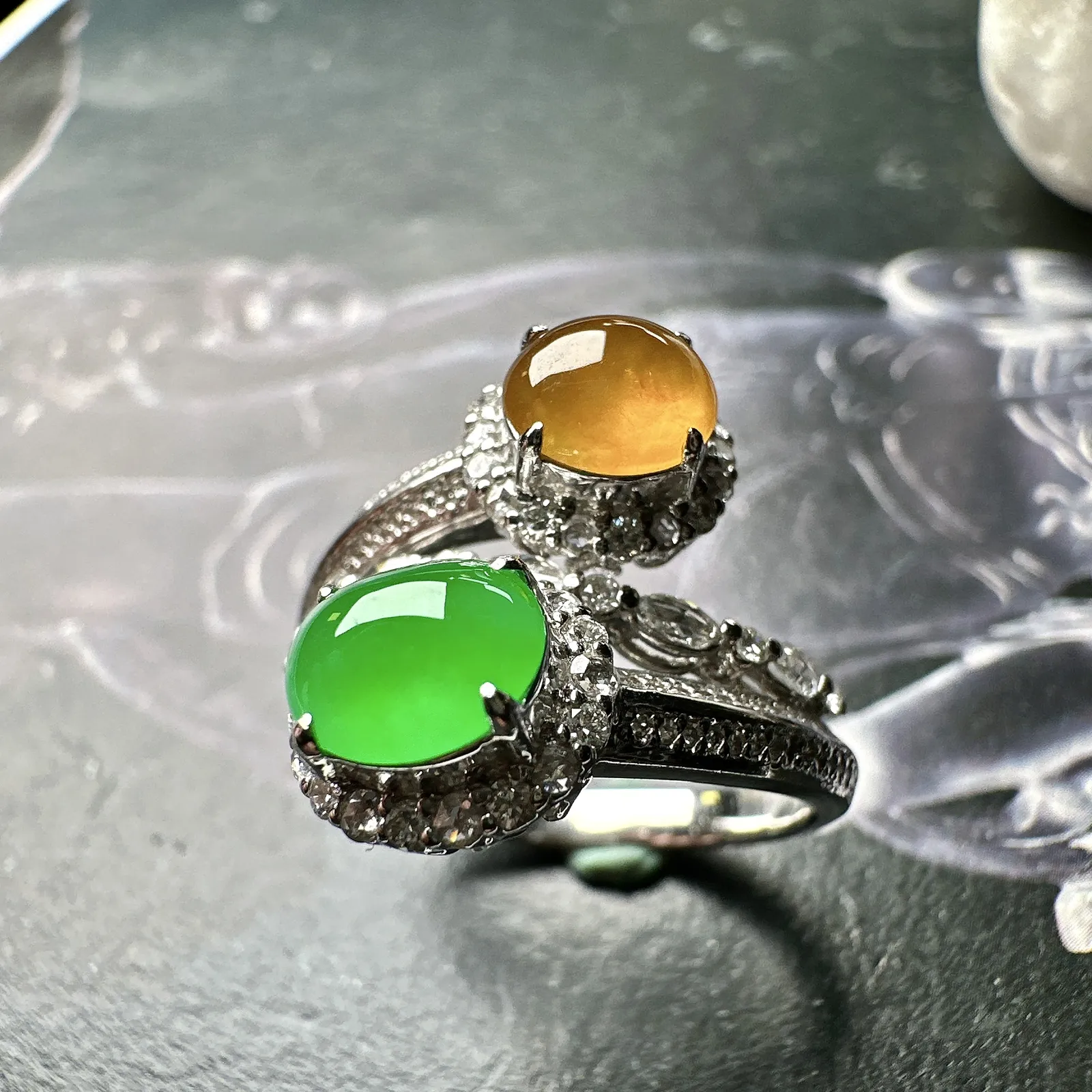 【冰种黄绿蛋面戒指】质地细腻，饱满度很好，晶莹剔透，18k金钻镶嵌，裸石尺寸7*5.8*3.8毫米