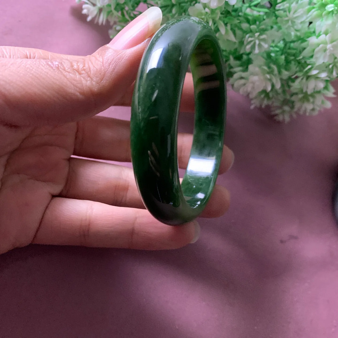 和田玉60圈口碧玉菠菜绿宽条手镯【挽间柔情】，镯型古朴典雅。在诗情画意的雨巷相遇，你是我腕间的一抹风