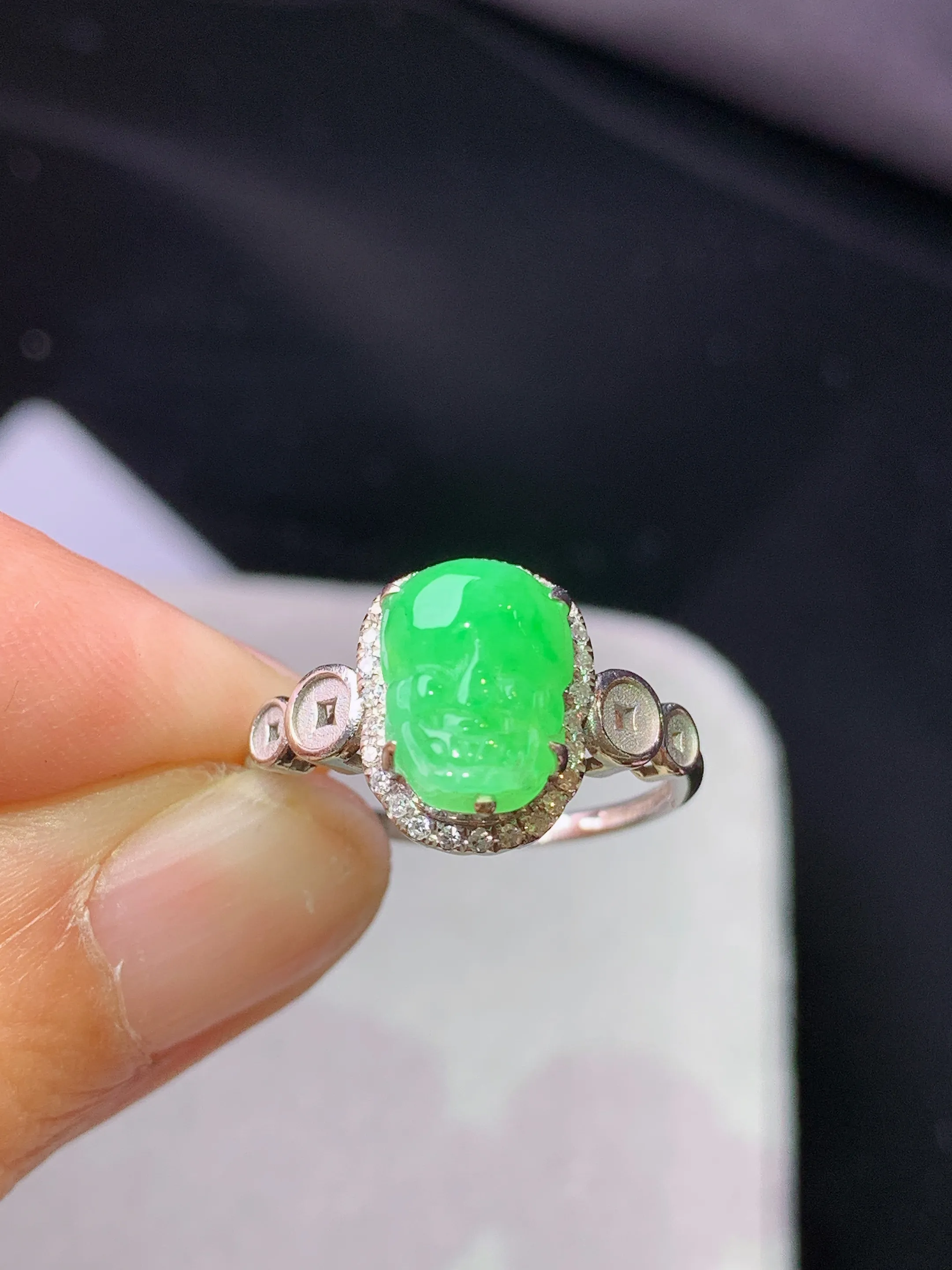 18k金钻镶嵌翠绿貔貅戒指 玉质细腻 色泽艳丽清新 圈口12 整体尺寸11.6*9*7