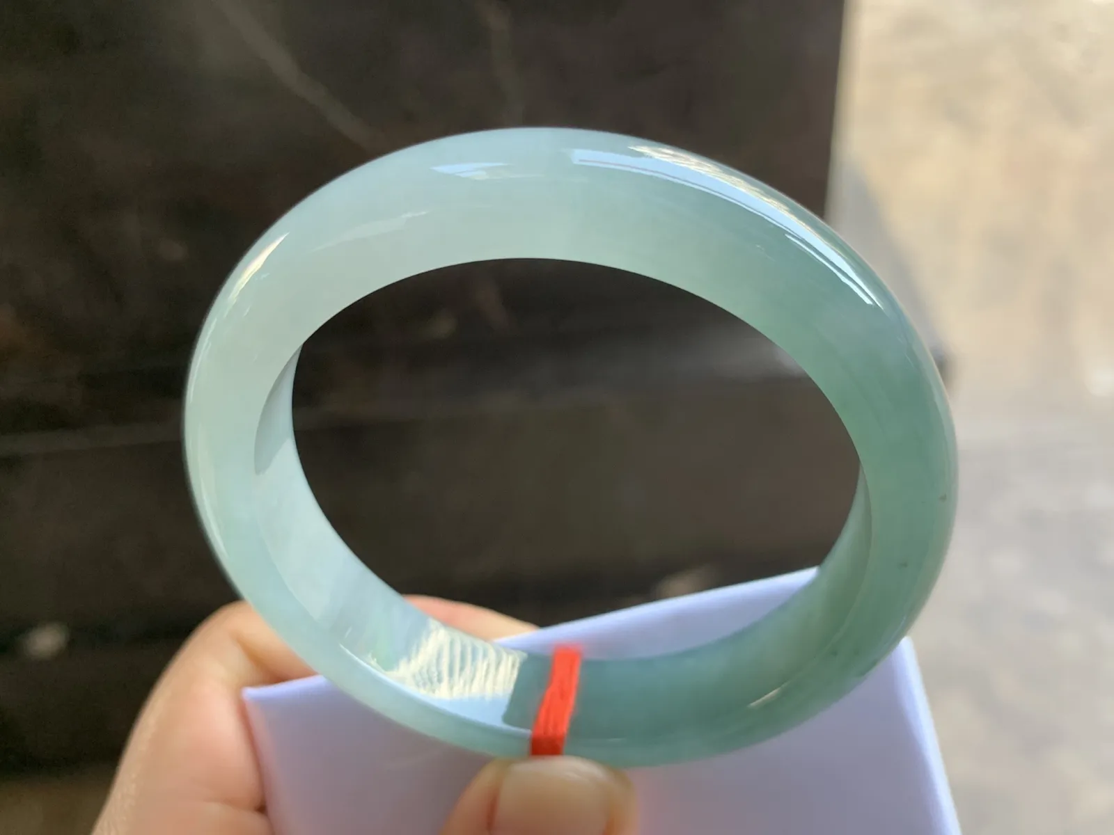 56.5-12.6-8mm
冰种蓝水手镯 水润光泽 底色漂亮