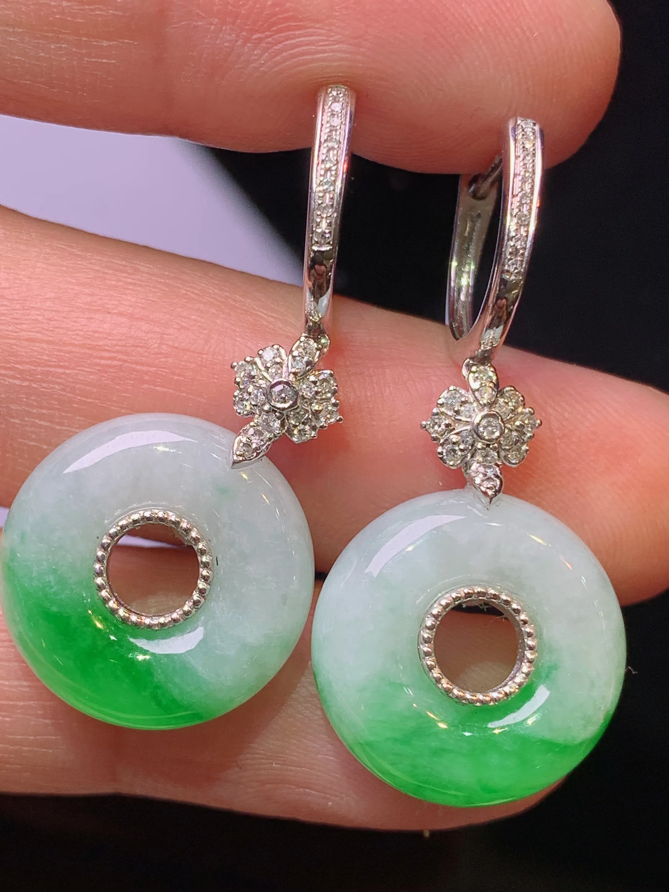 18k金钻镶嵌飘绿平安环耳坠 玉质细腻 色泽艳丽清新 整体尺寸32.5*15.5*6.5