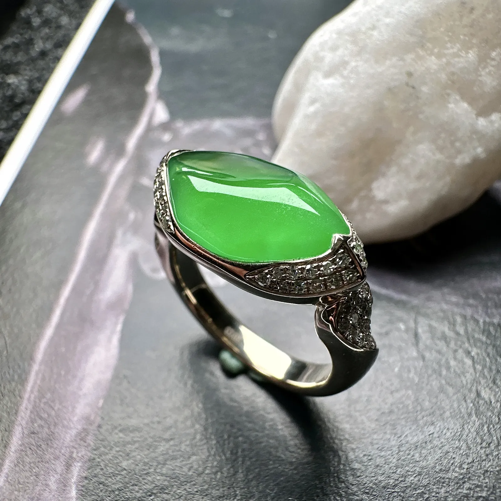 【冰种满绿随形戒指】质地均匀细腻，冰润起光，胶感强烈，颜色娇艳，18K金钻精美镶嵌，裸石尺寸9.6*5.7*2.6毫米，圈口可改