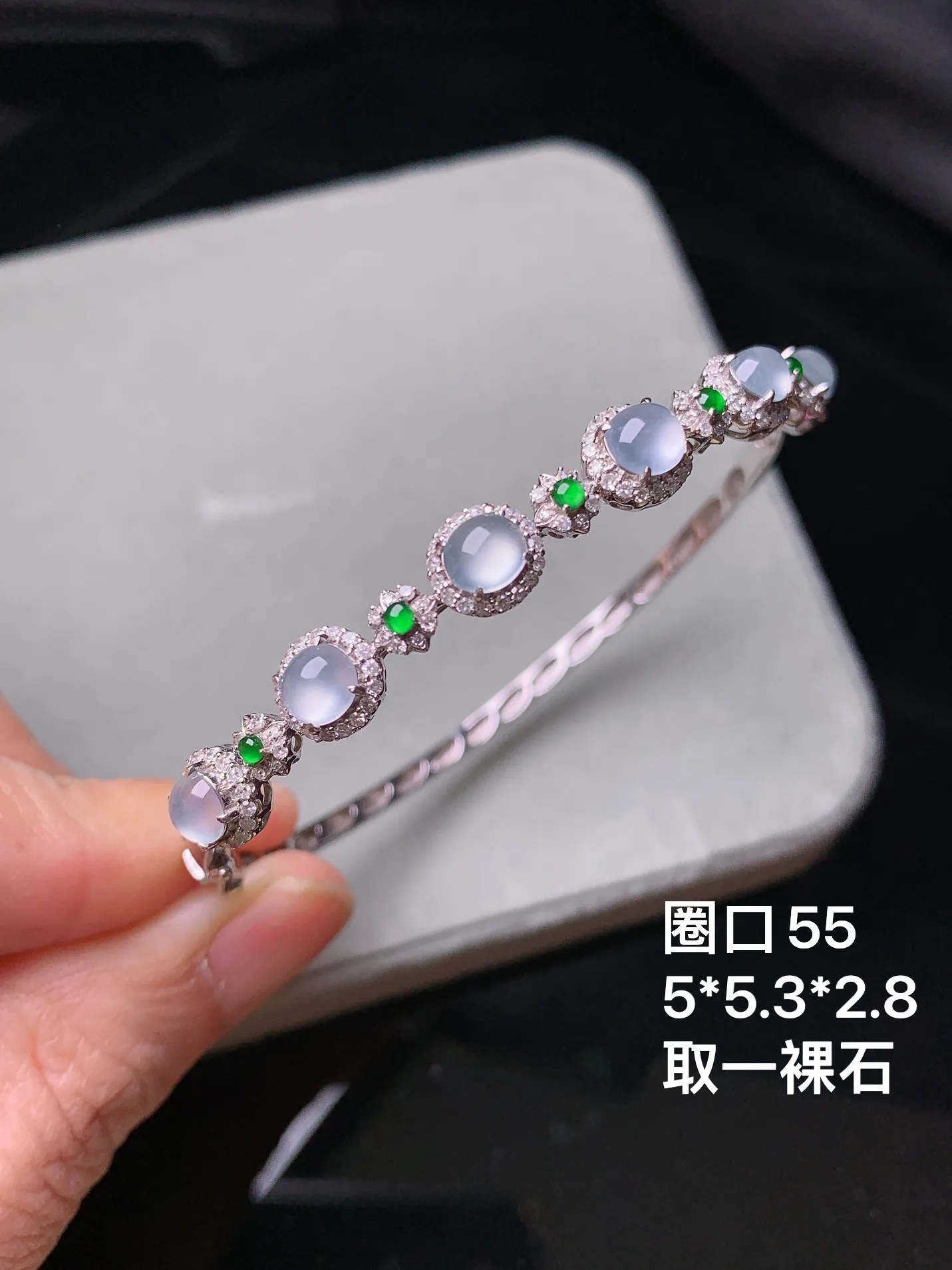 18k金钻镶嵌冰种蛋面手镯 玉质细腻 色泽艳丽清新 圈口55 整体尺寸5*5.3*2.8