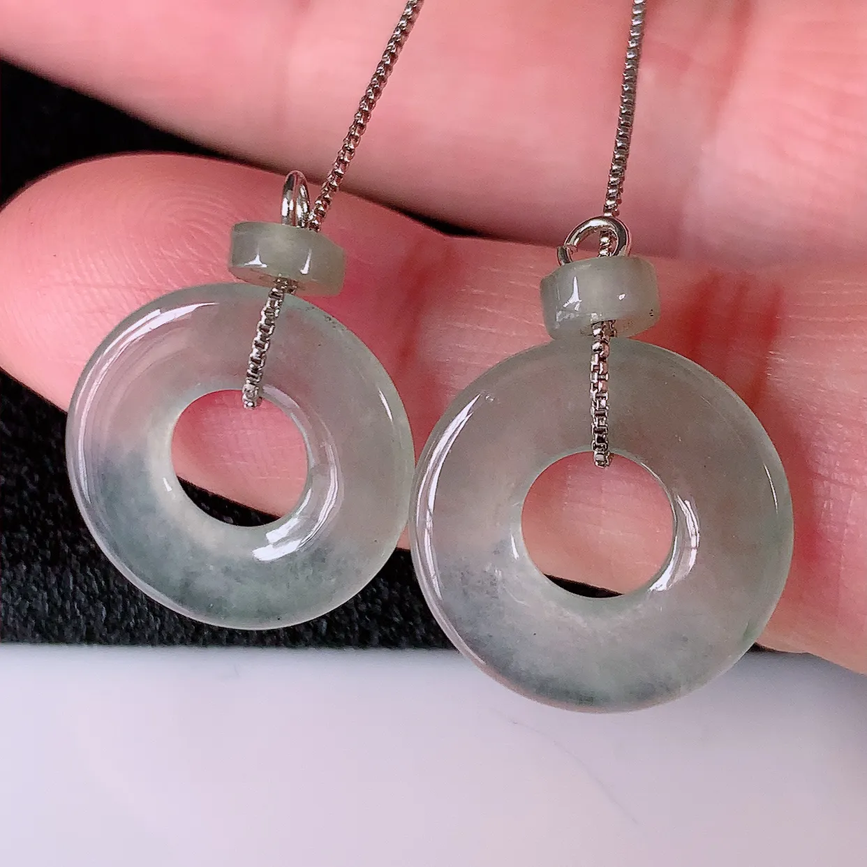 自然光实拍，冰种翡翠一对平安扣耳坠，翠色灵动，玉质细腻，颜色漂亮，品相佳，佩戴佳品！配图银线 #76