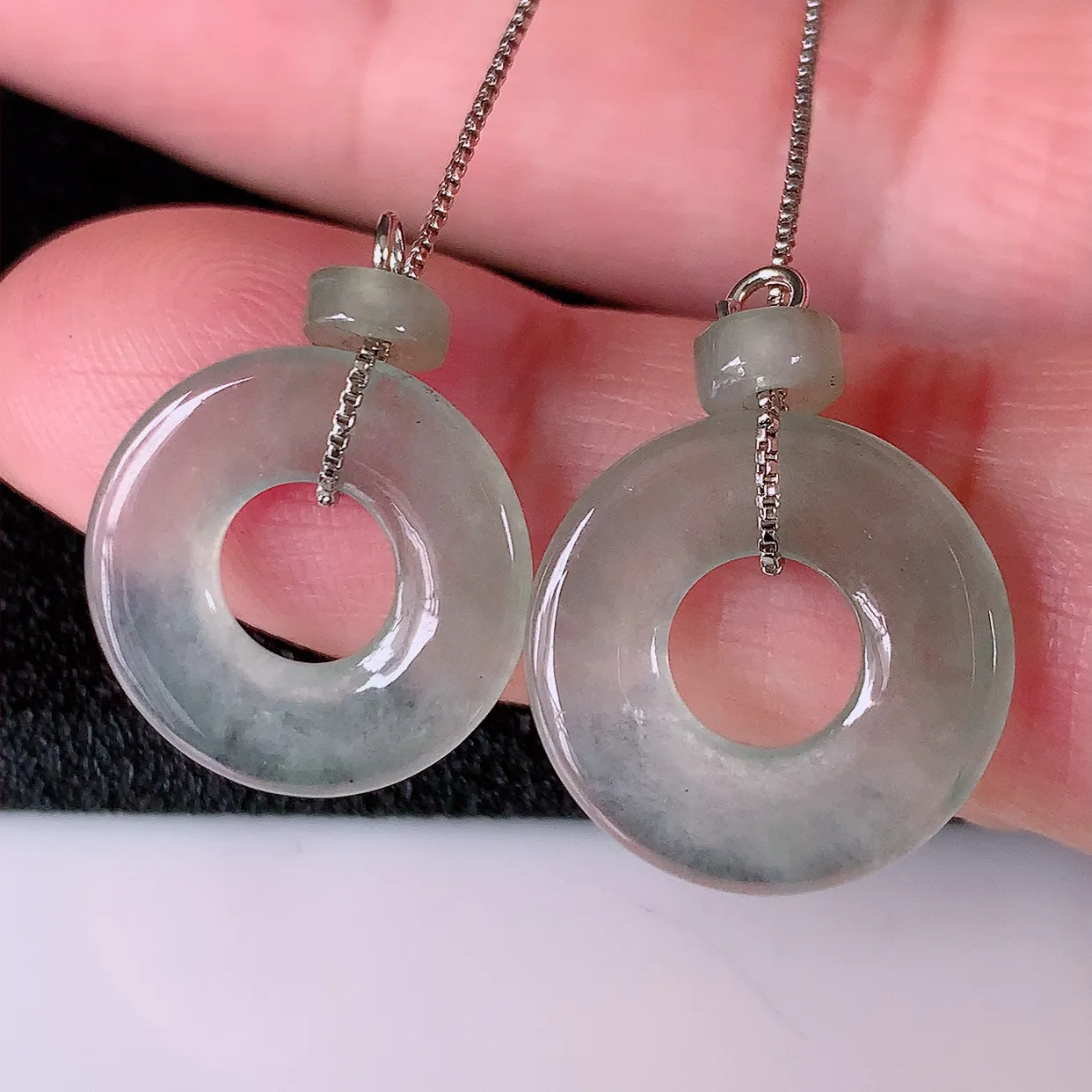 自然光实拍，冰种翡翠一对平安扣耳坠，翠色灵动，玉质细腻，颜色漂亮，品相佳，佩戴佳品！配图银线 #769.2平安扣尺寸15*2.5