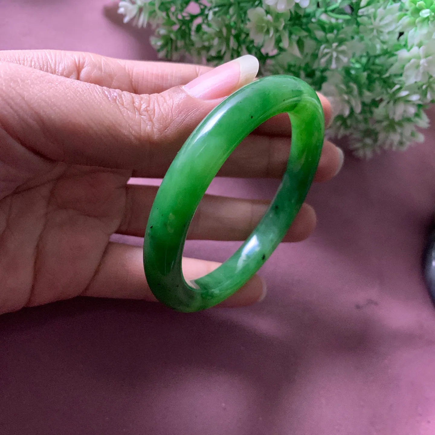 和田玉59圈口碧玉苹果绿手镯【挽间柔情】，镯型古朴典雅。在诗情画意的雨巷相遇，你是我腕间的一抹风情，有你眸有深情.清风荡漾湖间静水，我愿俯身低眉，在烟波涟漪处寻