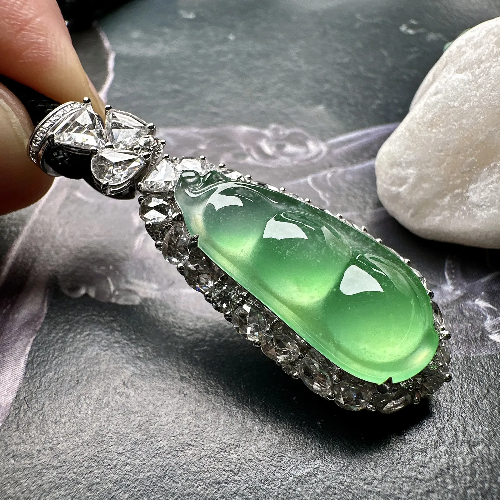 【冰种满绿福豆吊坠】木那绿老料，种地上乘，冰感十足，通透起光，饱满圆润，收藏品质，18k金钻镶嵌，裸石尺寸28*12.5*6毫米