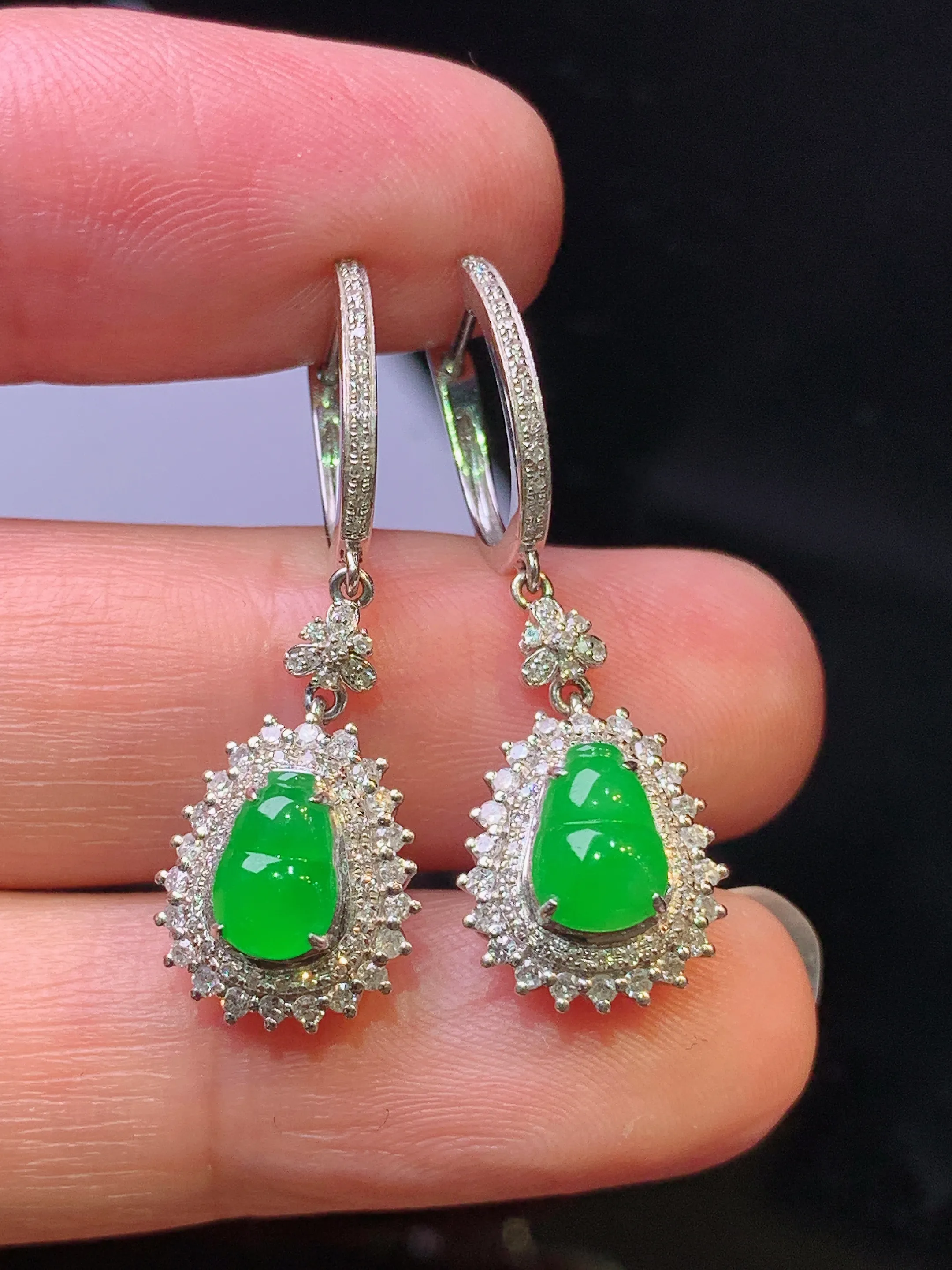 18k金钻镶嵌满绿葫芦耳坠 玉质细腻 色泽艳丽清新 整体尺寸32*10.5*7.2