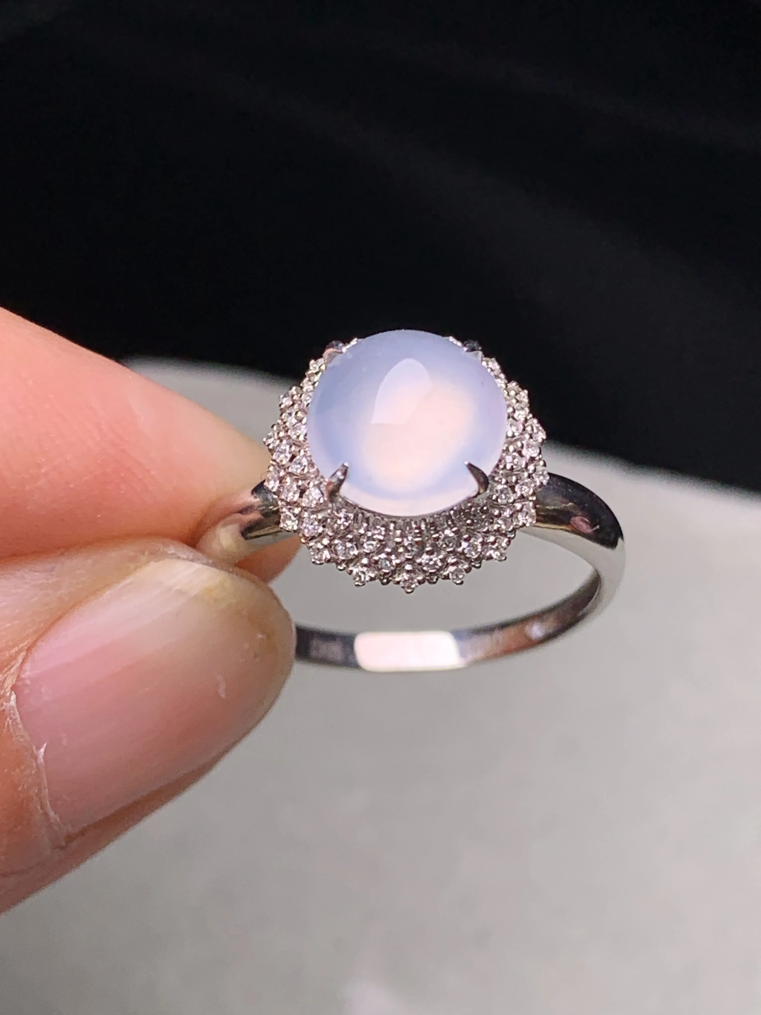 18k金钻镶嵌冰种蛋面戒指 玉质细腻 色泽艳丽清新 圈口13.5 整体尺寸11.6*9.5