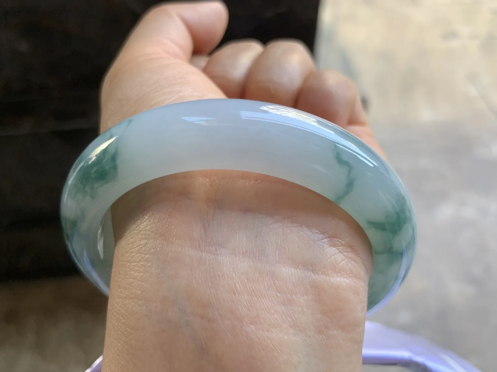 58-13.3-9.3mm
糯冰飘花手镯 底子细腻 花色均匀灵动