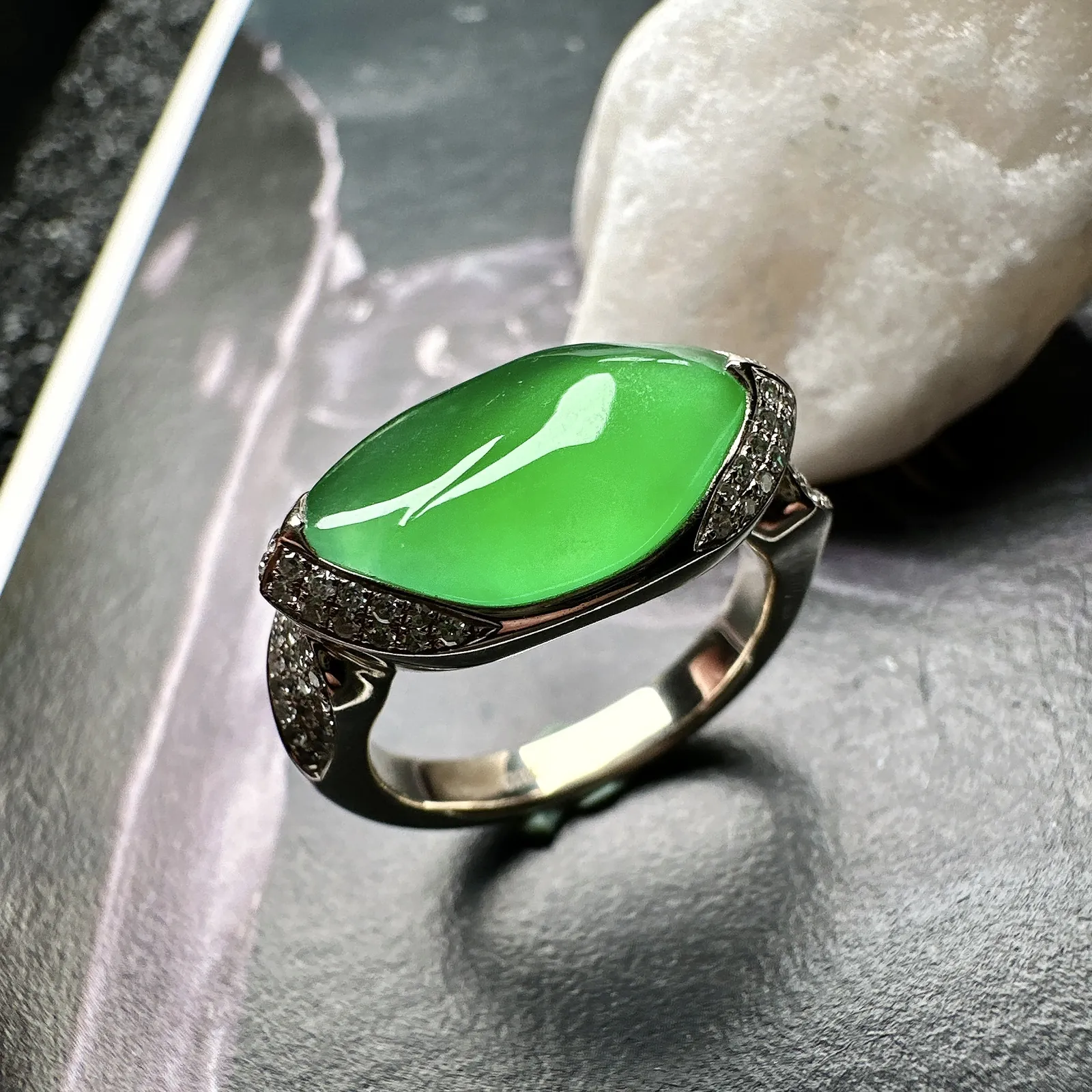 【冰种满绿随形戒指】质地均匀细腻，冰润起光，胶感强烈，颜色娇艳，18K金钻精美镶嵌，裸石尺寸9.6*5.7*2.6毫米，圈口可改