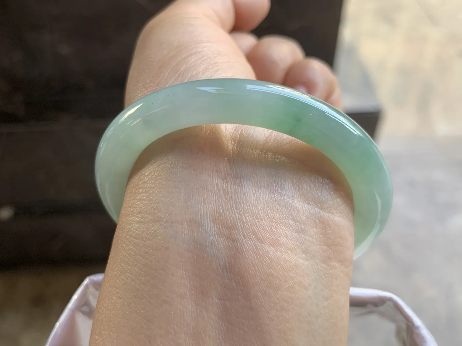 52-8.8mm
糯冰带色圆条手镯 底子细腻 颜色漂亮 性价比推荐