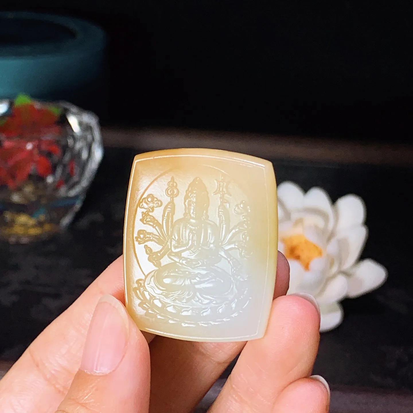 新疆和田玉且末糖千手观音牌子挂件 尺寸36/29/9重23.5克 玉质细腻油润 底色纯净 脂粉好，品质好！lt260116