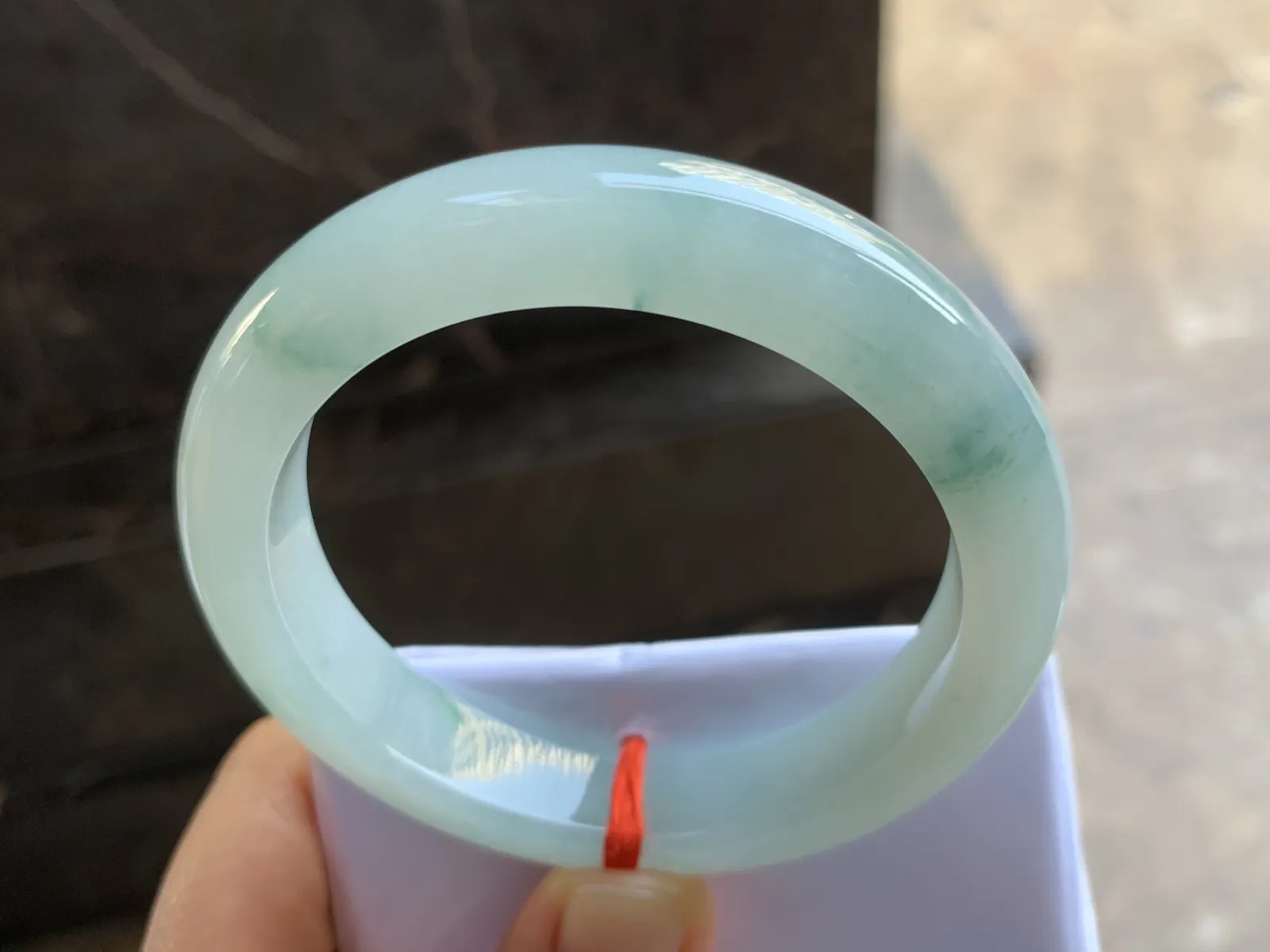 56.5-12-8.9mm
糯冰飘花手镯 底子细腻 干净 清爽