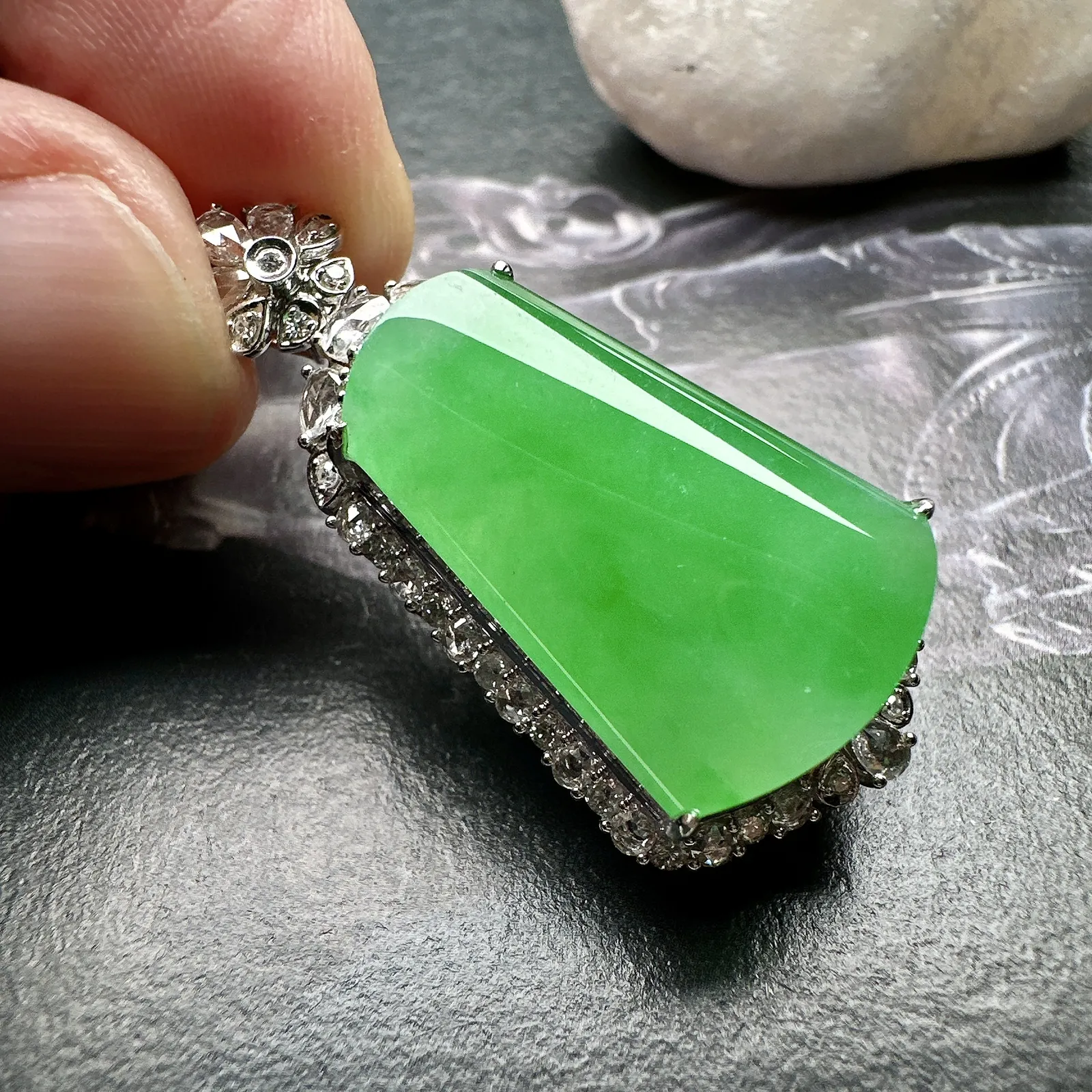 【冰种满绿无事柱吊坠】种水上乘，晶莹剔透，纯净通透，莹光感很强。18k金钻镶嵌，裸石尺寸23*15.1*4.3毫米