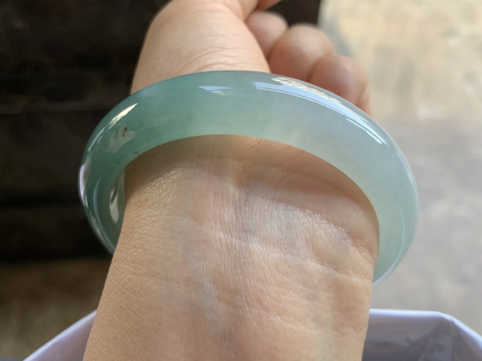 56.5-12.6-8mm
冰种蓝水手镯 水润光泽 底色漂亮