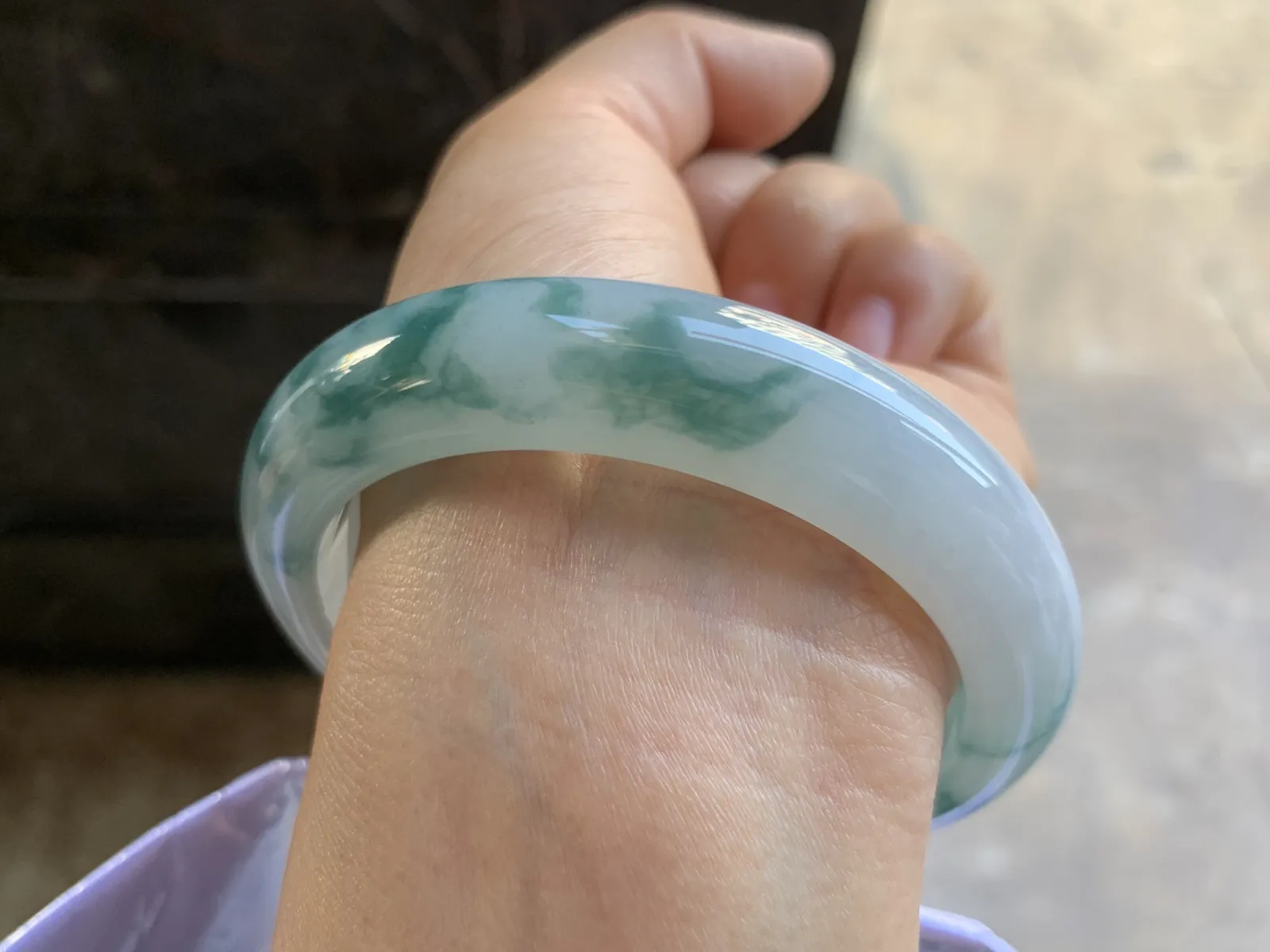 58-13.3-9.3mm
糯冰飘花手镯 底子细腻 花色均匀灵动