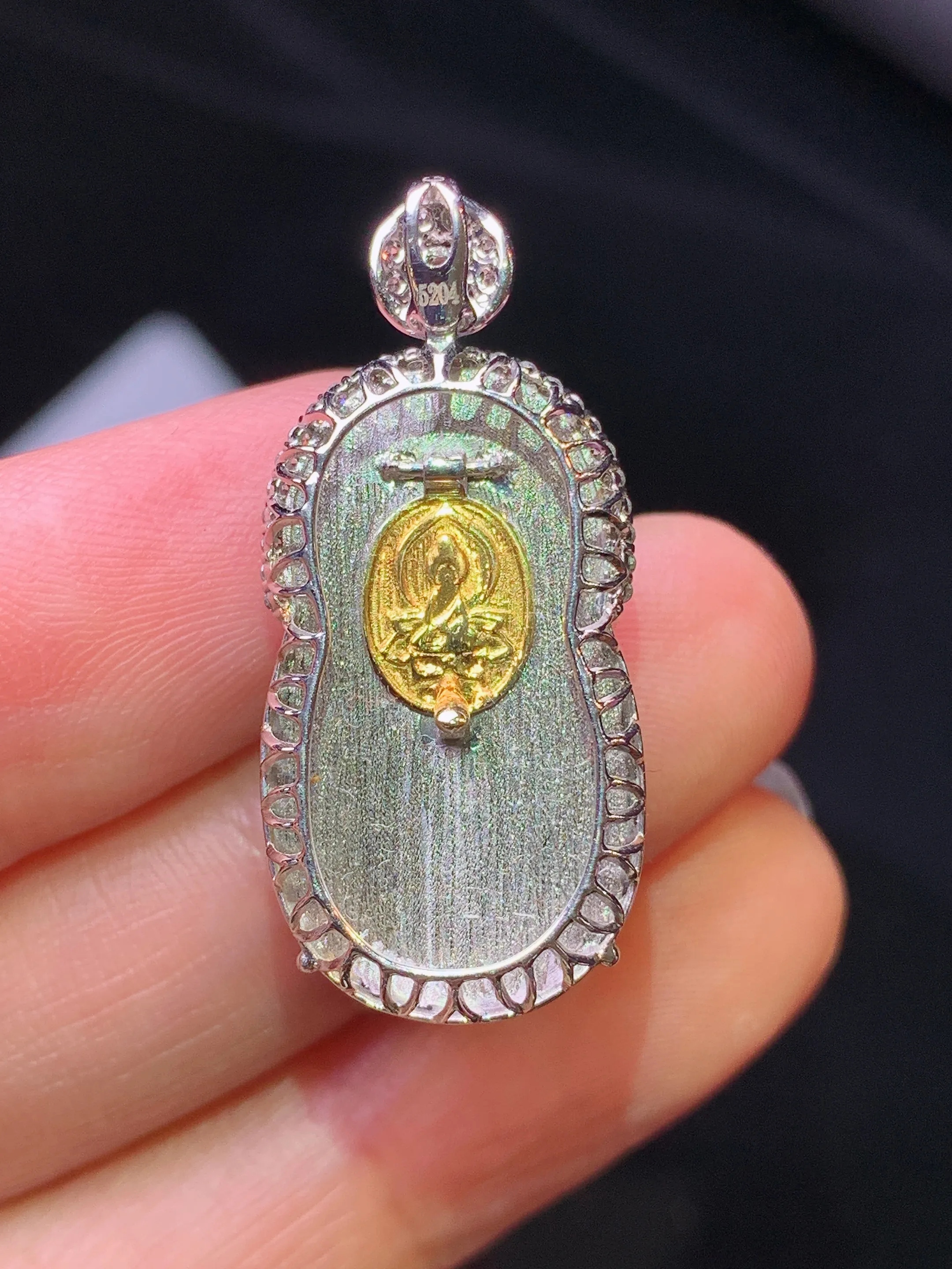 18k金钻镶嵌飘绿财神爷吊坠 玉质细腻 色泽艳丽清新 整体尺寸31*14*10.8