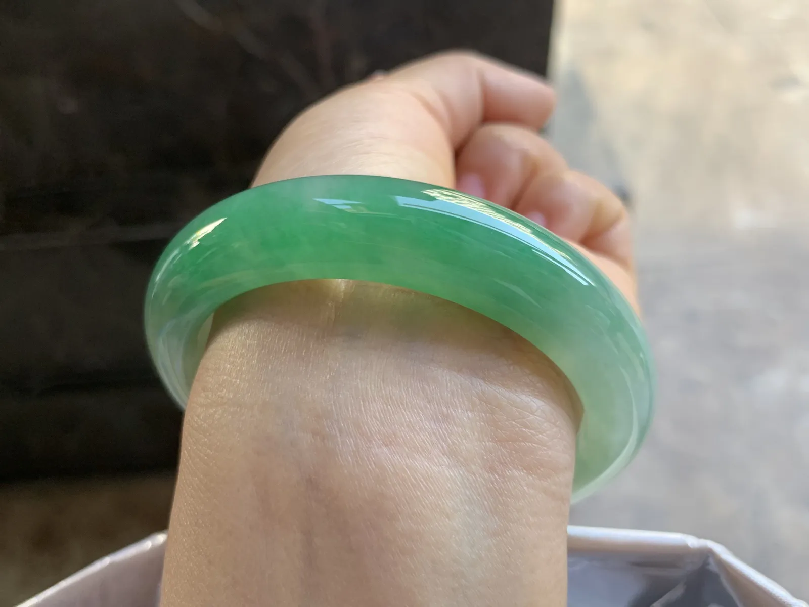 55-12.8-9mm
带色手镯 底子细腻 颜色漂亮