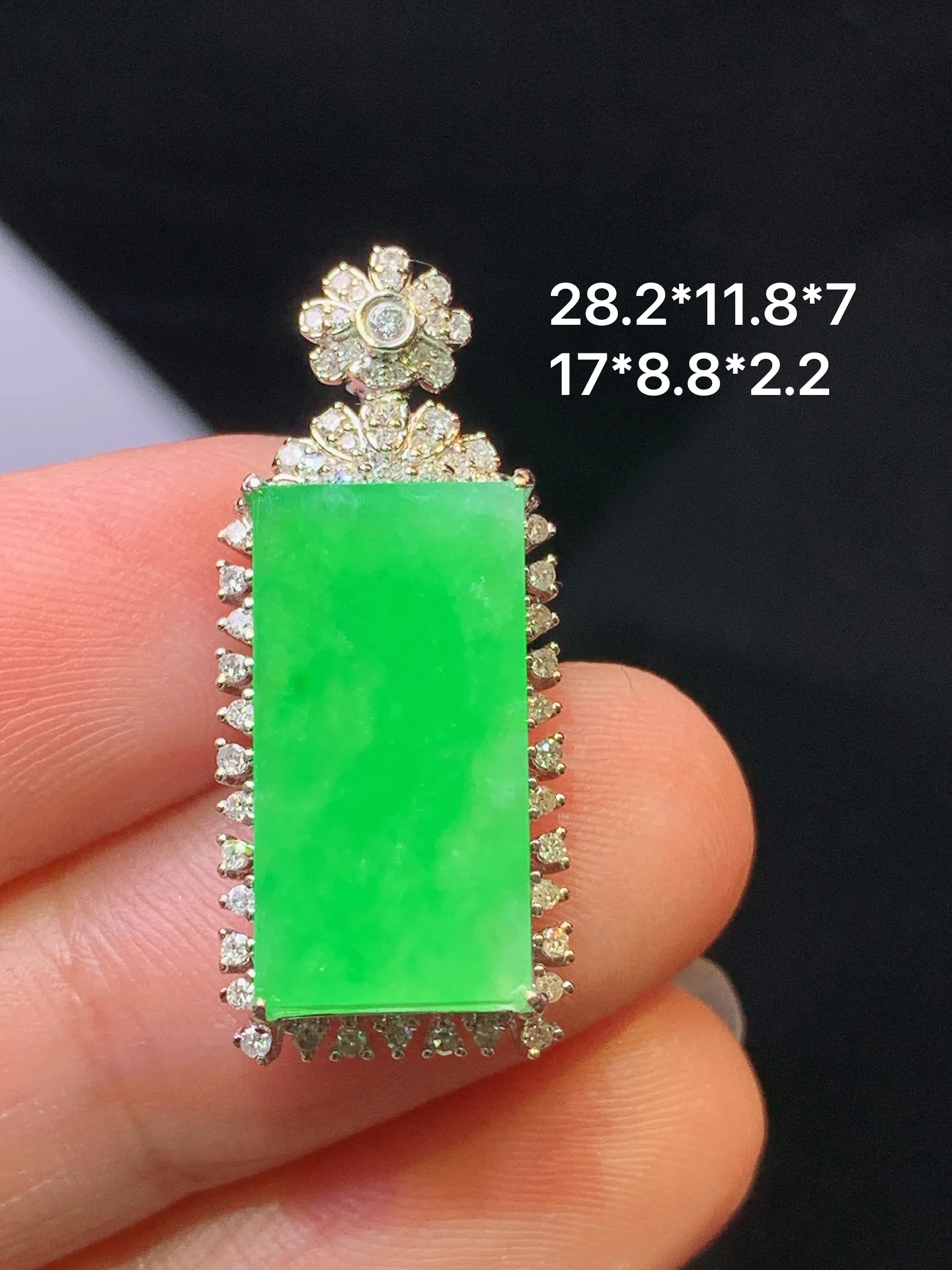 18k金钻镶嵌翠绿无事牌吊坠 玉质细腻 色泽艳丽清新 整体尺寸28.2*11.8*7
