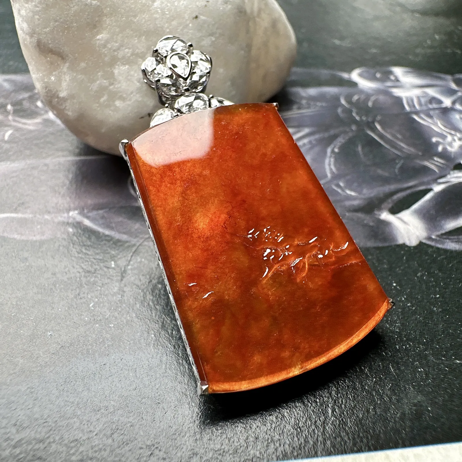 【冰种红翡梅花吊坠】稀缺精品，质地细腻，工艺很好，饱满圆润，笑口常开，18k金钻镶嵌，裸石尺寸27.