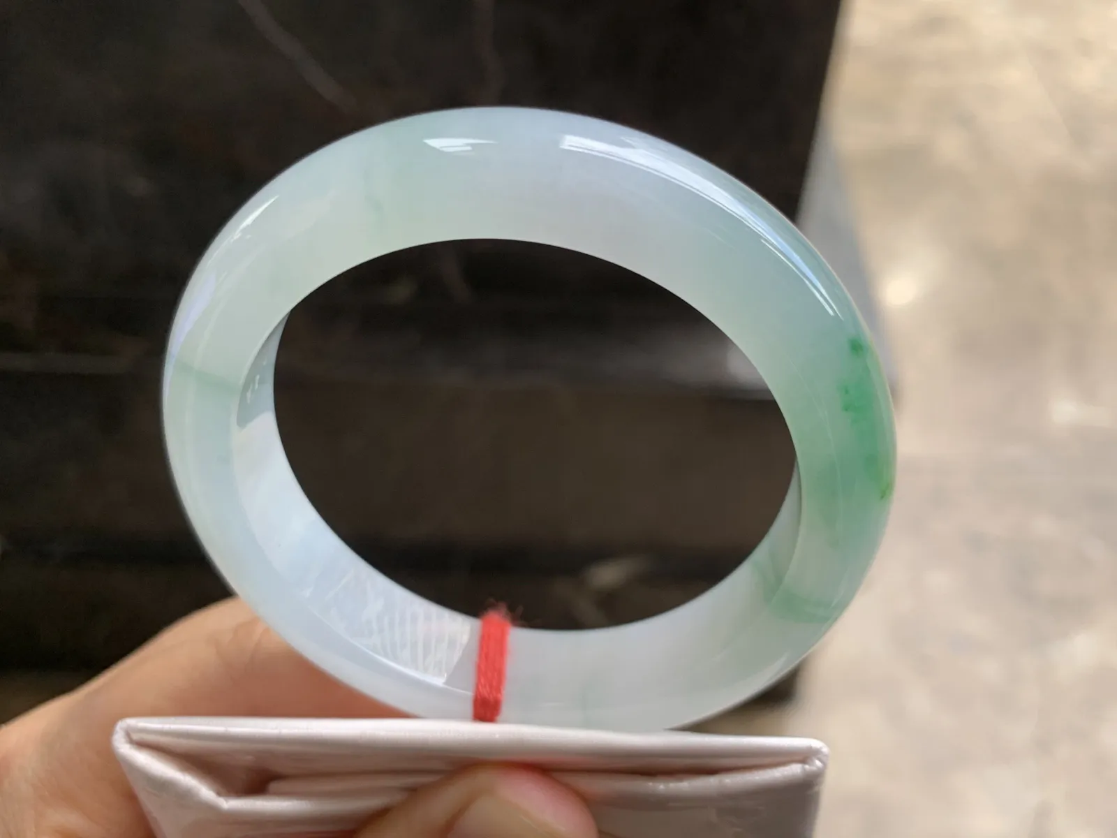 55.5-12.7-8.9mm
冰种绿花手镯 水润光泽 花色漂亮 推荐