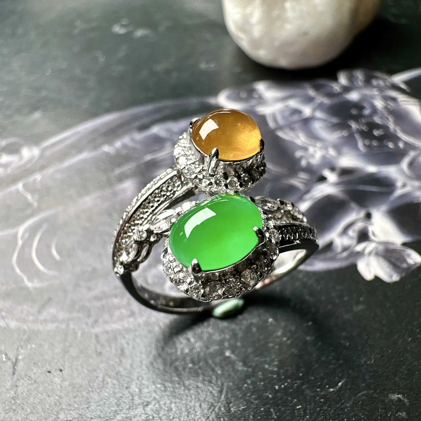 【冰种黄绿蛋面戒指】质地细腻，饱满度很好，晶莹剔透，18k金钻镶嵌，裸石尺寸7*5.8*3.8毫米