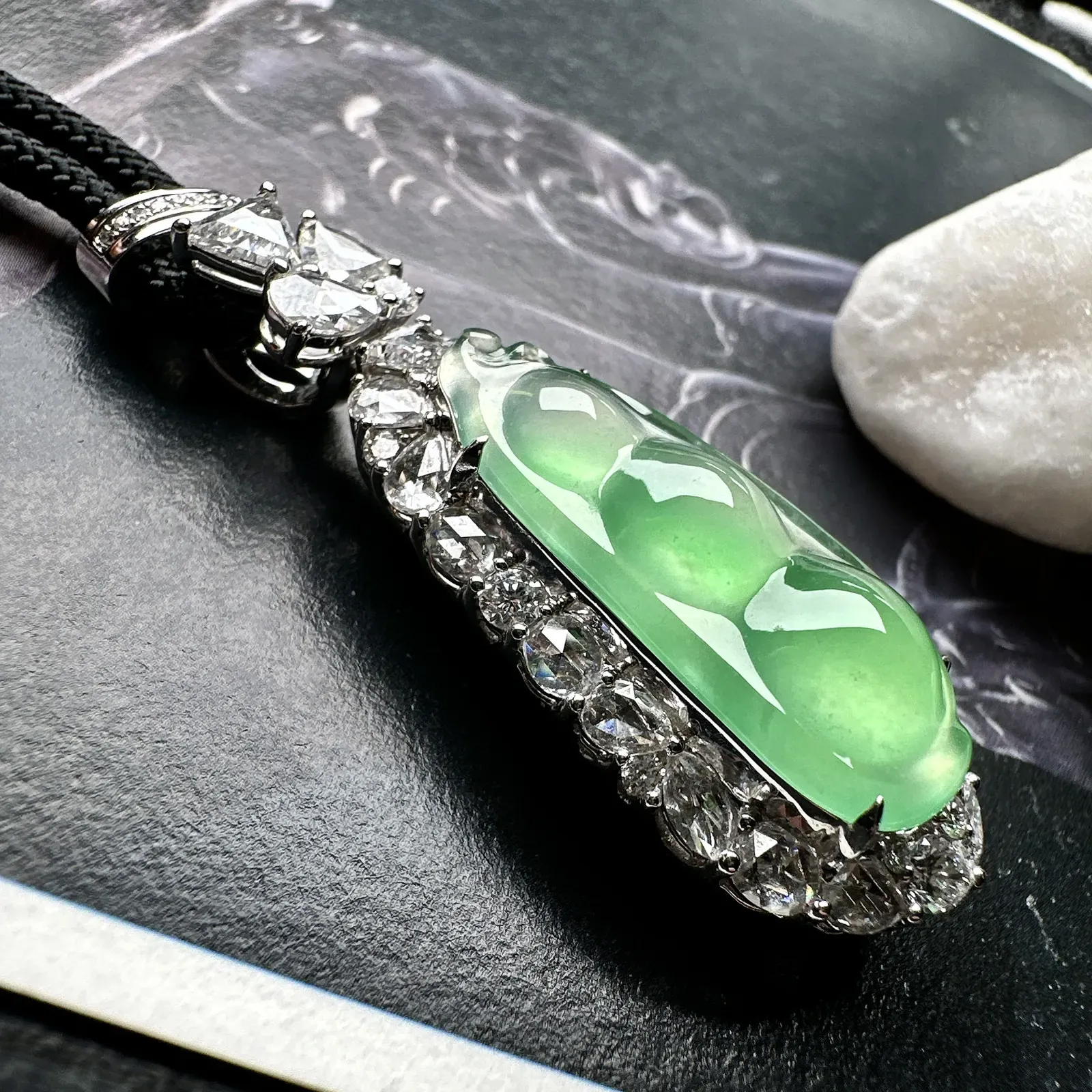 【冰种满绿福豆吊坠】木那绿老料，种地上乘，冰感十足，通透起光，饱满圆润，收藏品质，18k金钻镶嵌，裸石尺寸28*12.5*6毫米