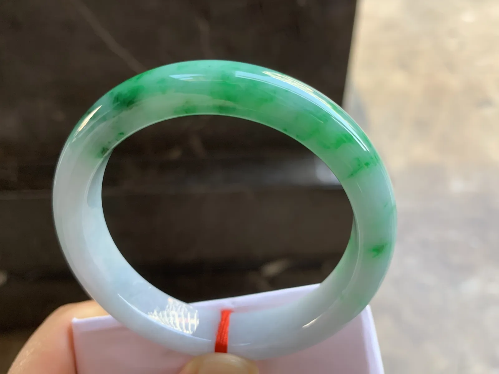 54.5-11.8-8.2mm
带色手镯 底子细腻 颜色辣绿 性价比推荐