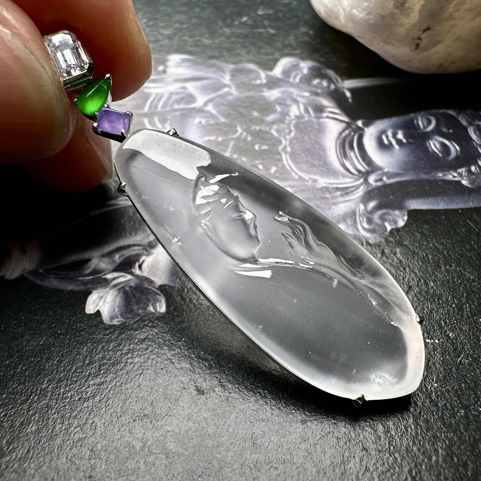 【玻璃种观音首吊坠】侧面像，料子通透闪亮，质地致密，种老起强胶感，玻璃光泽强烈。人物面部开脸生动，雕刻很精细，表情端庄祥和。料子纯净，18K金钻镶嵌，裸石尺寸33.3*13*2.8毫米