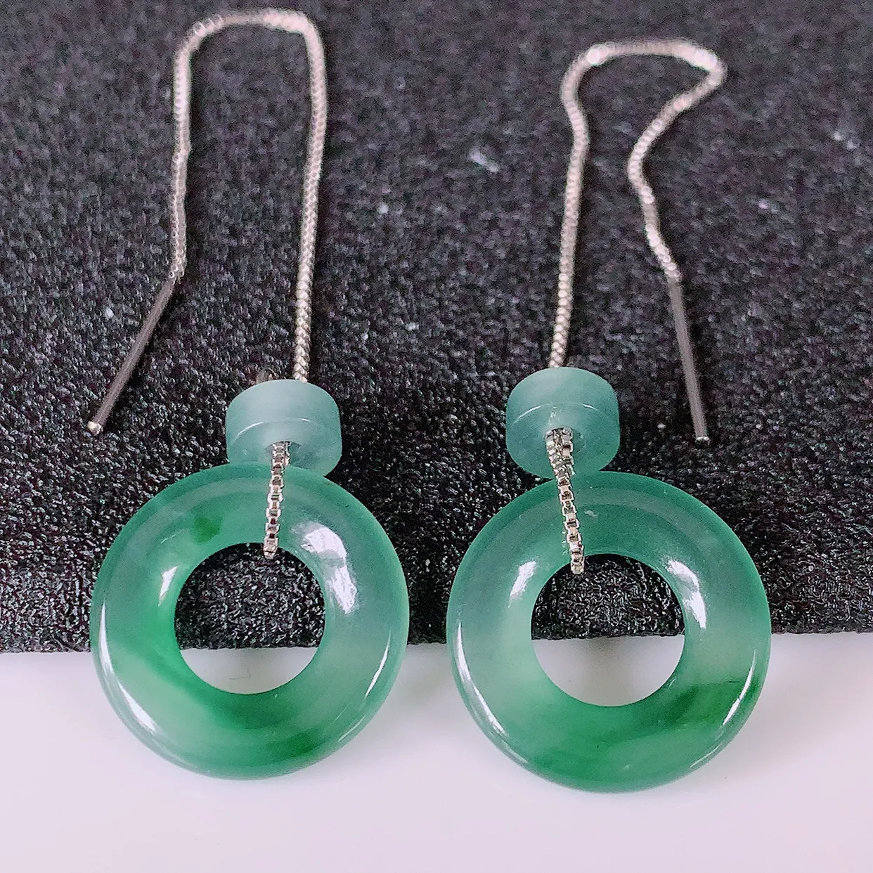 自然光实拍，冰种飘花翡翠一对平安扣耳坠，翠色灵动，玉质细腻，颜色漂亮，品相佳，佩戴佳品！配图银线 #188.2平安扣尺寸15-2.5mm